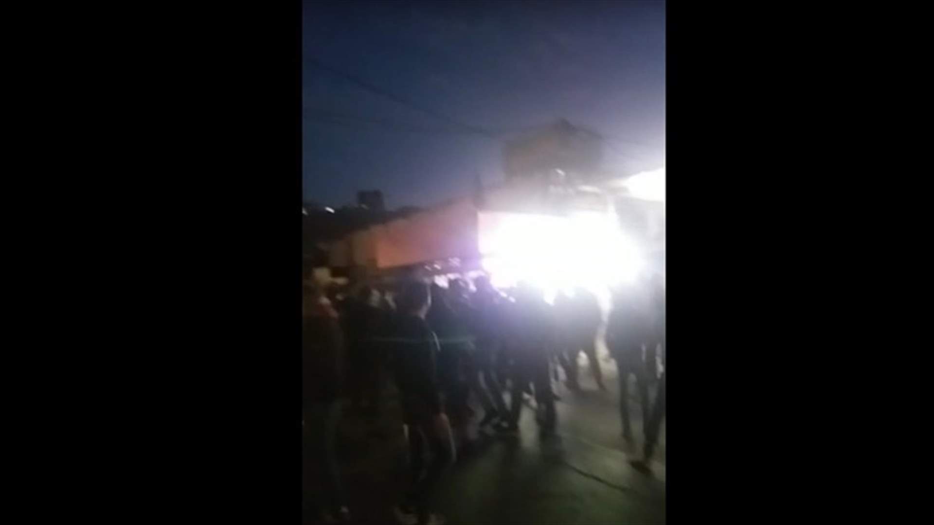 على وقع الاحتجاجات وقطع الطرقات... اشكال في الجية وسقوط جرحى (فيديو)