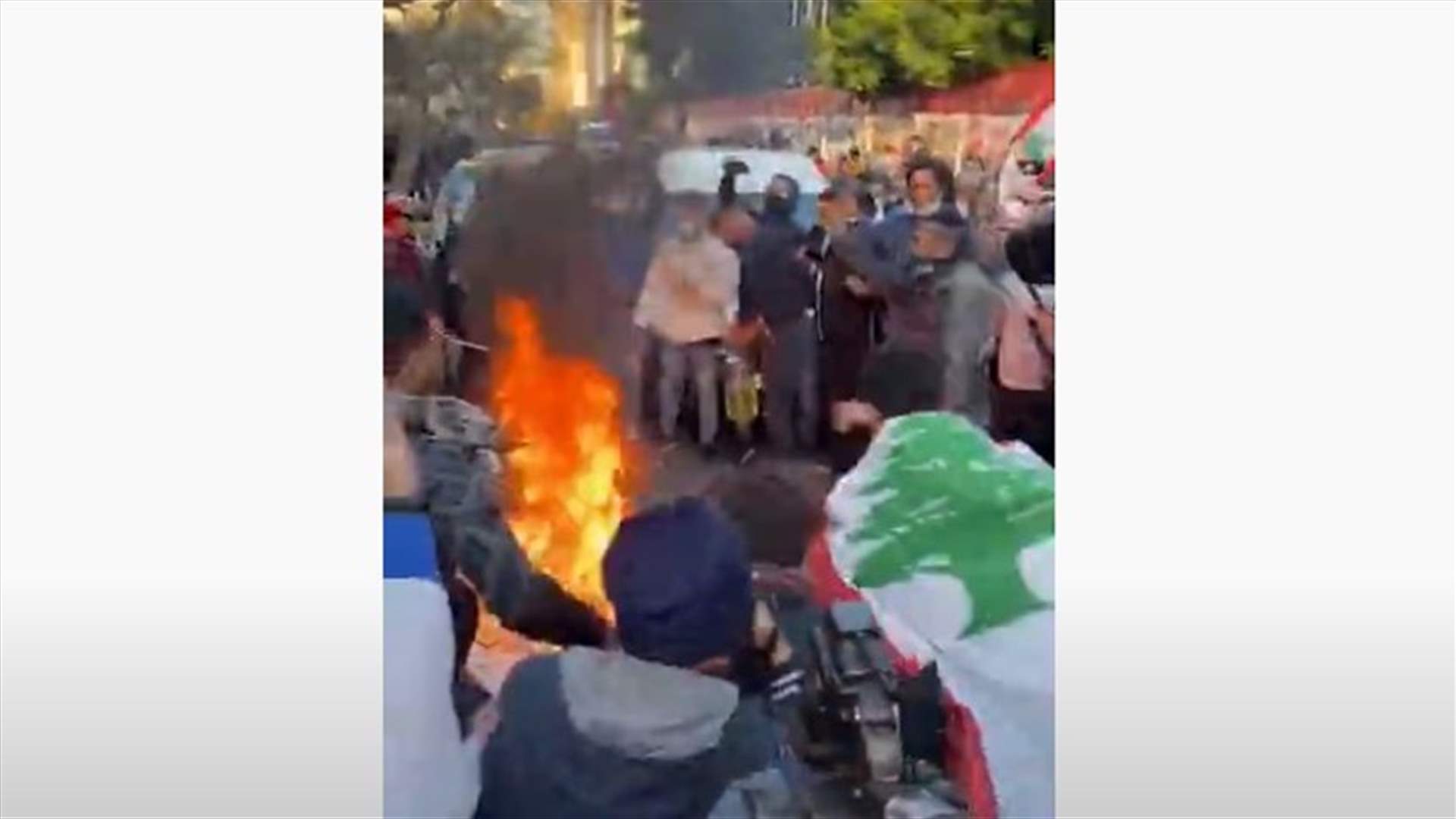 إزالة لافتة مصرف لبنان وإحراقها في الحمرا (فيديو)