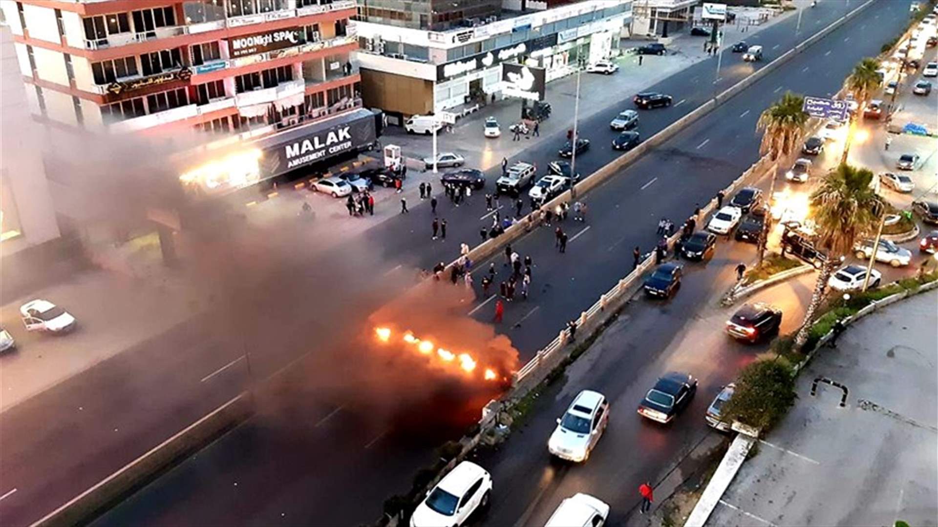 قطع الطرقات والاحتجاجات مستمرة مع تواصل تردي الأوضاع المعيشية (صور)