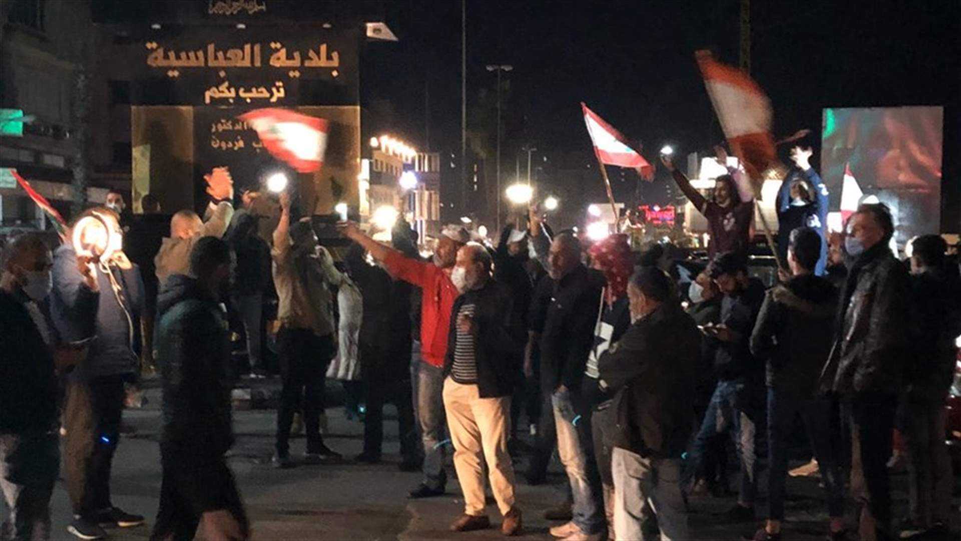قطع طريق صور عند دوار العباسية والقوى الامن والجيش تنتشر في المحيط (صور)