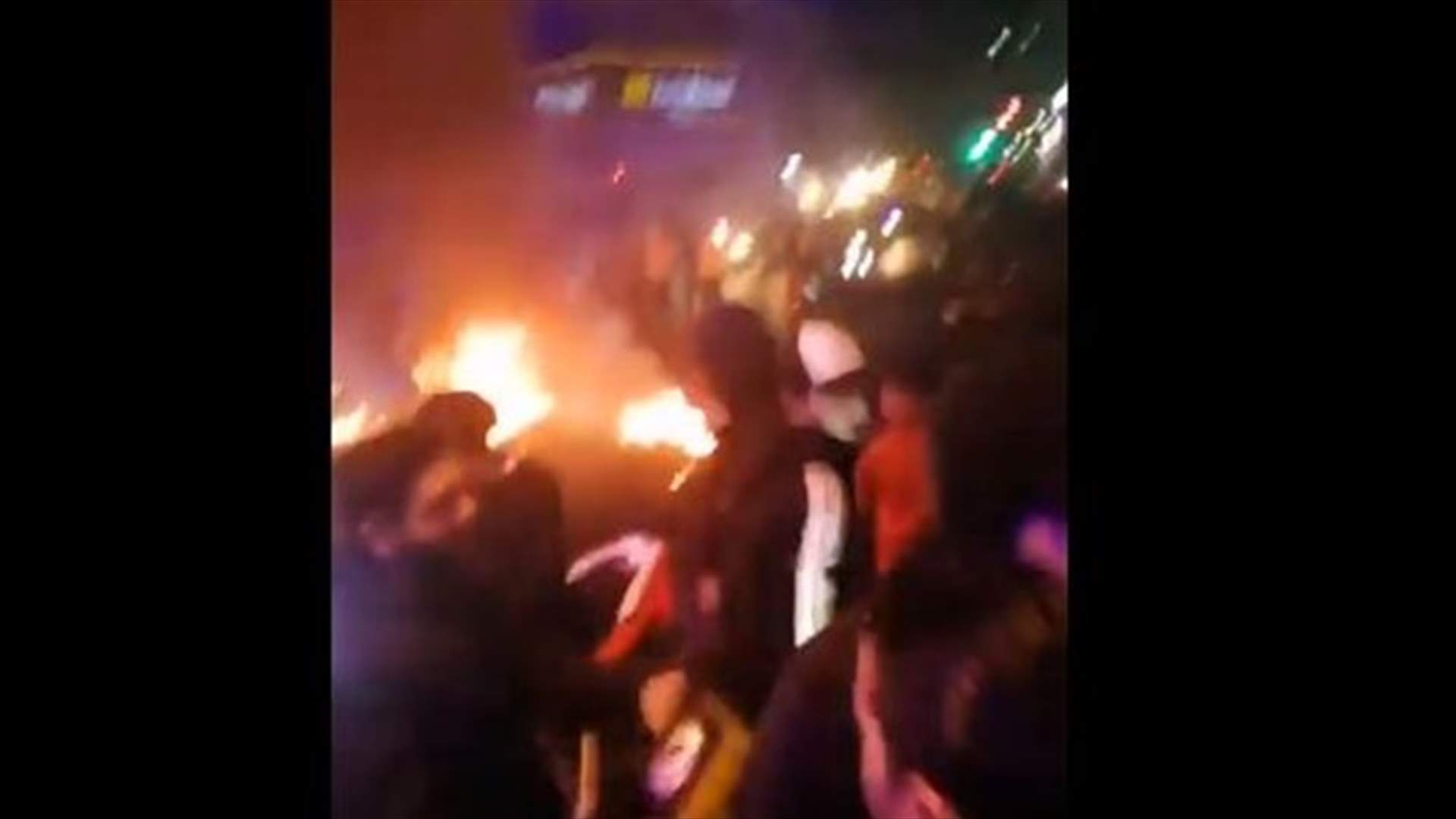 قطع الطريق عند تقاطع المشرفية... وهتافات تدعو للتوجه نحو بعبدا (فيديو)