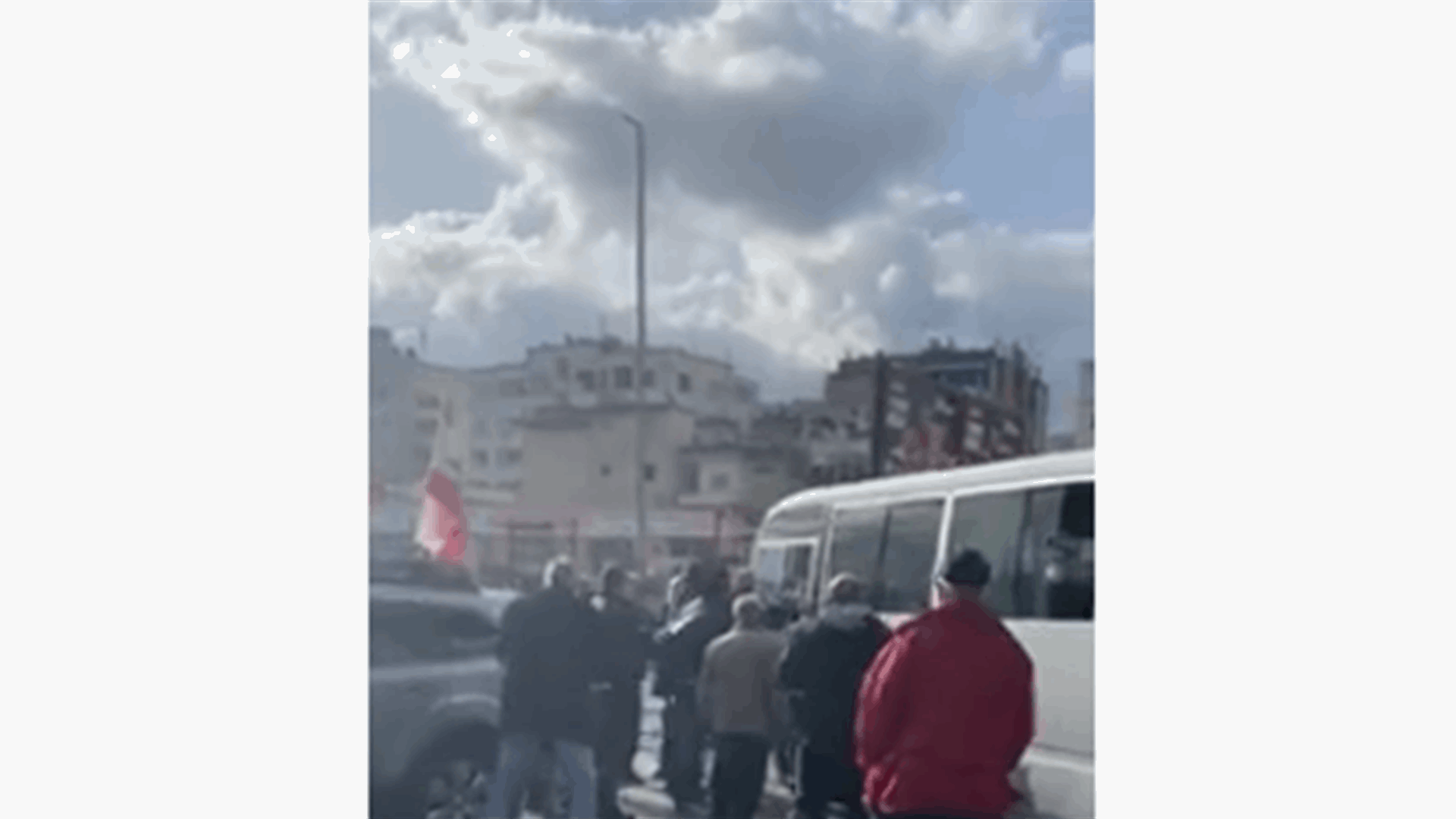 احتكاك بين عسكر متقاعد وعناصر من قوى الأمن الداخلي في الدورة (فيديو)
