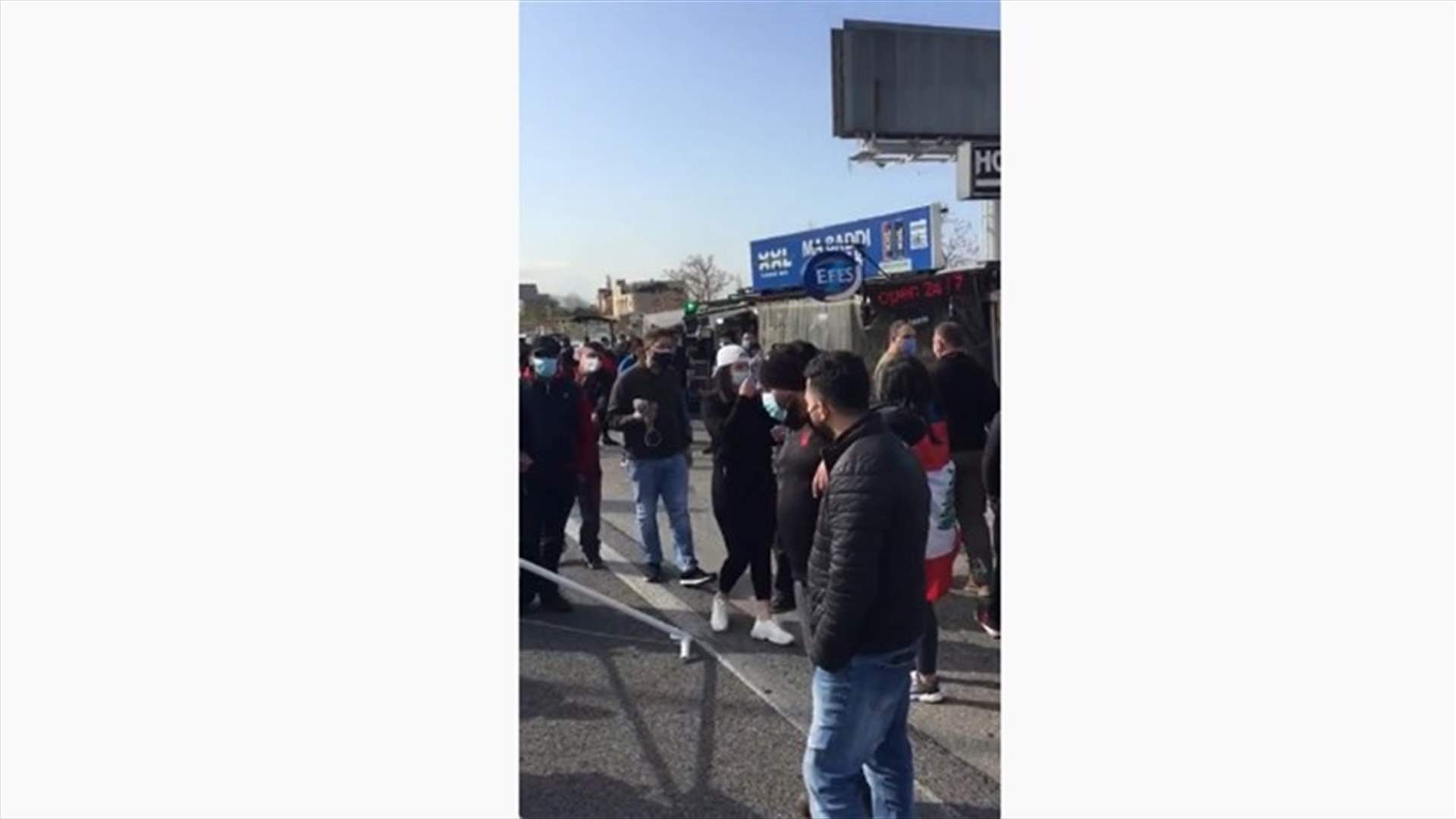 محتجون ينصبون الخيم بوسط الطريق في جبيل وعلى اوتوستراد المتن الشمالي (فيديو)