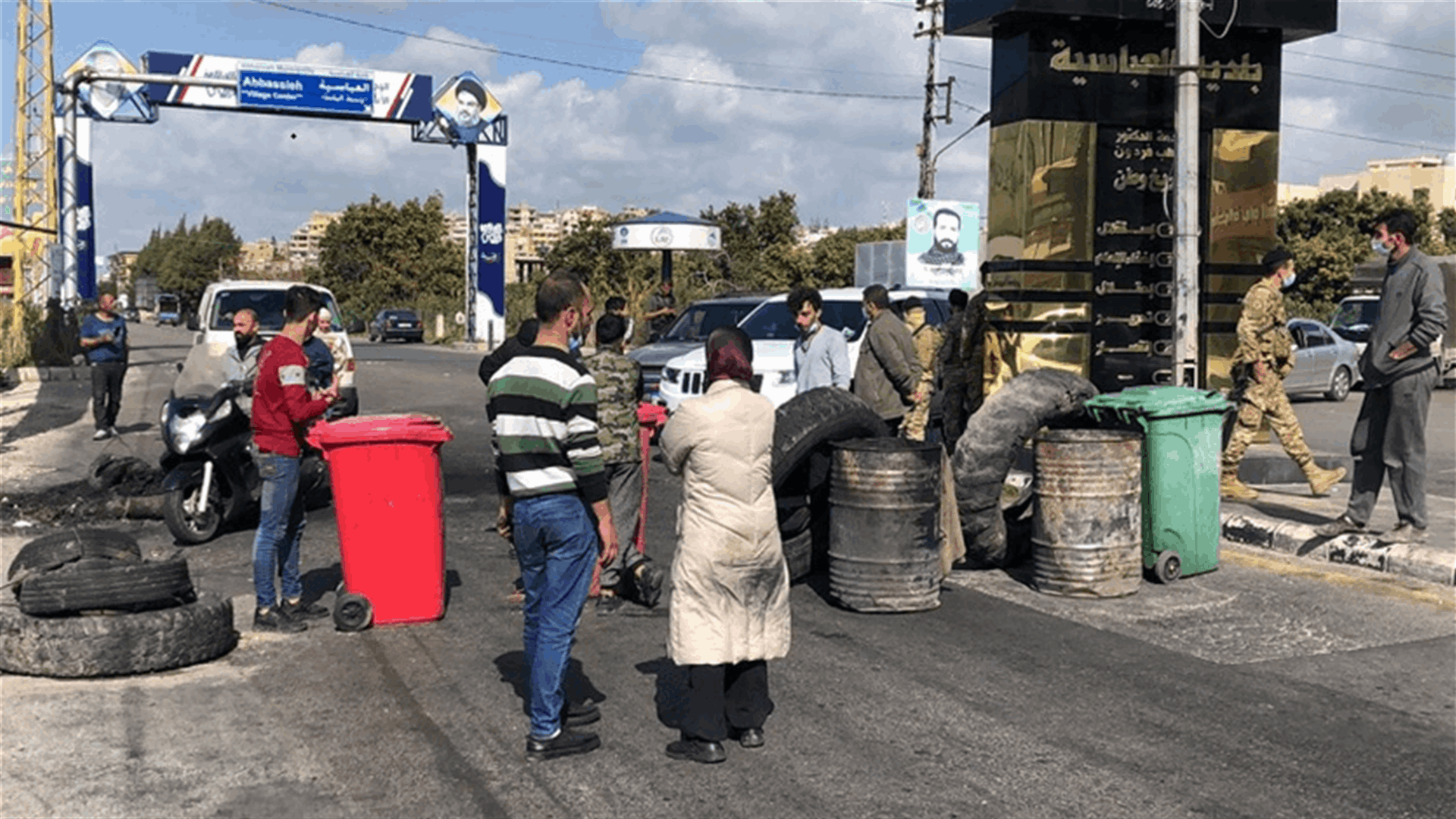 قطع طريق مفرق دوار العباسية - صور بالاطارات وحاويات النفايات