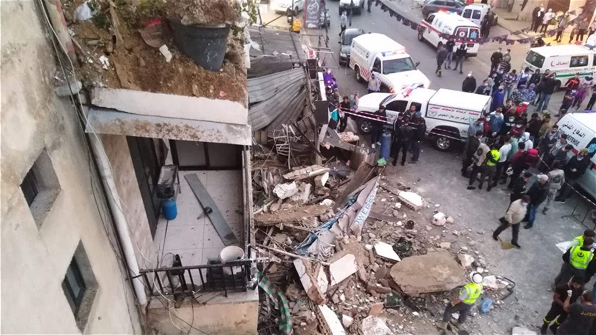 سقوط شرفة مبنى في الحوش صور والأضرار مادية