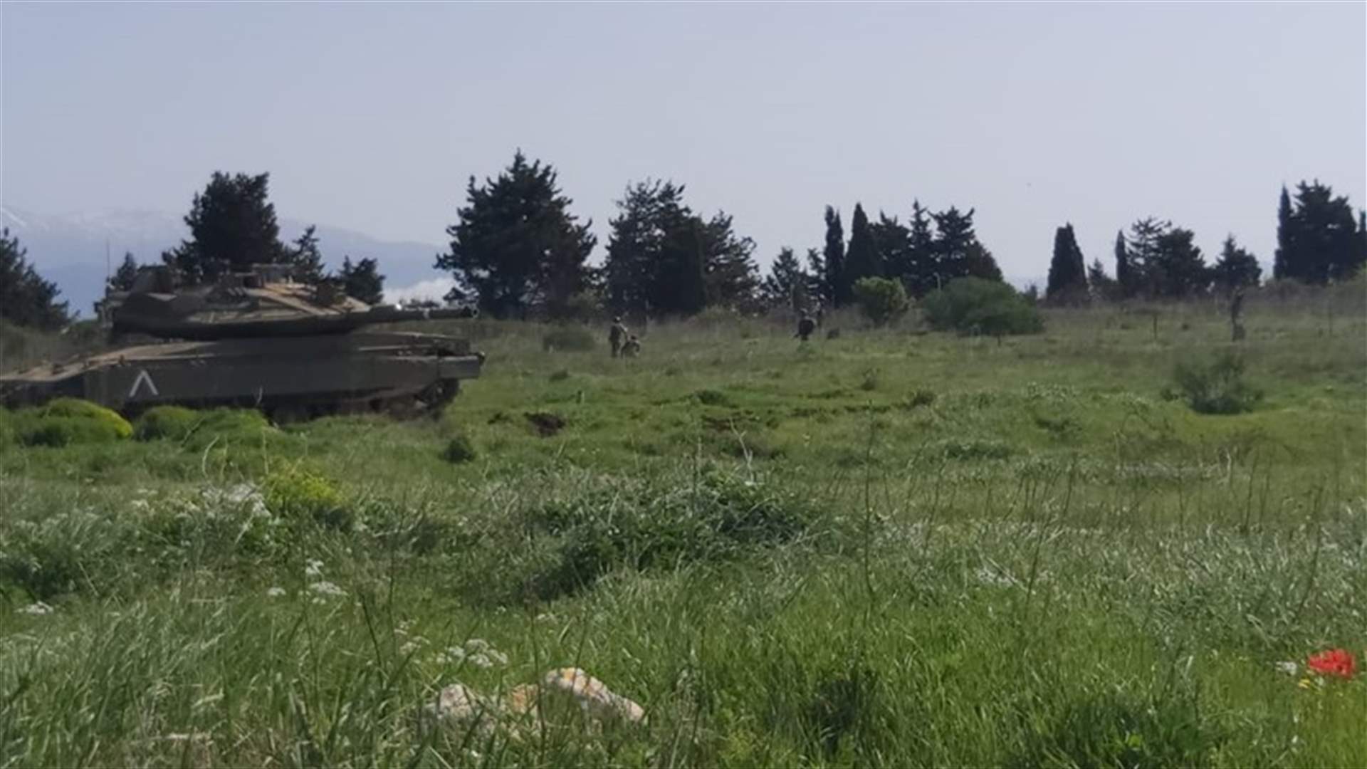 جنود إسرائيليون يجرون مسحا للأراضي مقابل عديسة... وانتشار للجيش واليونيفل