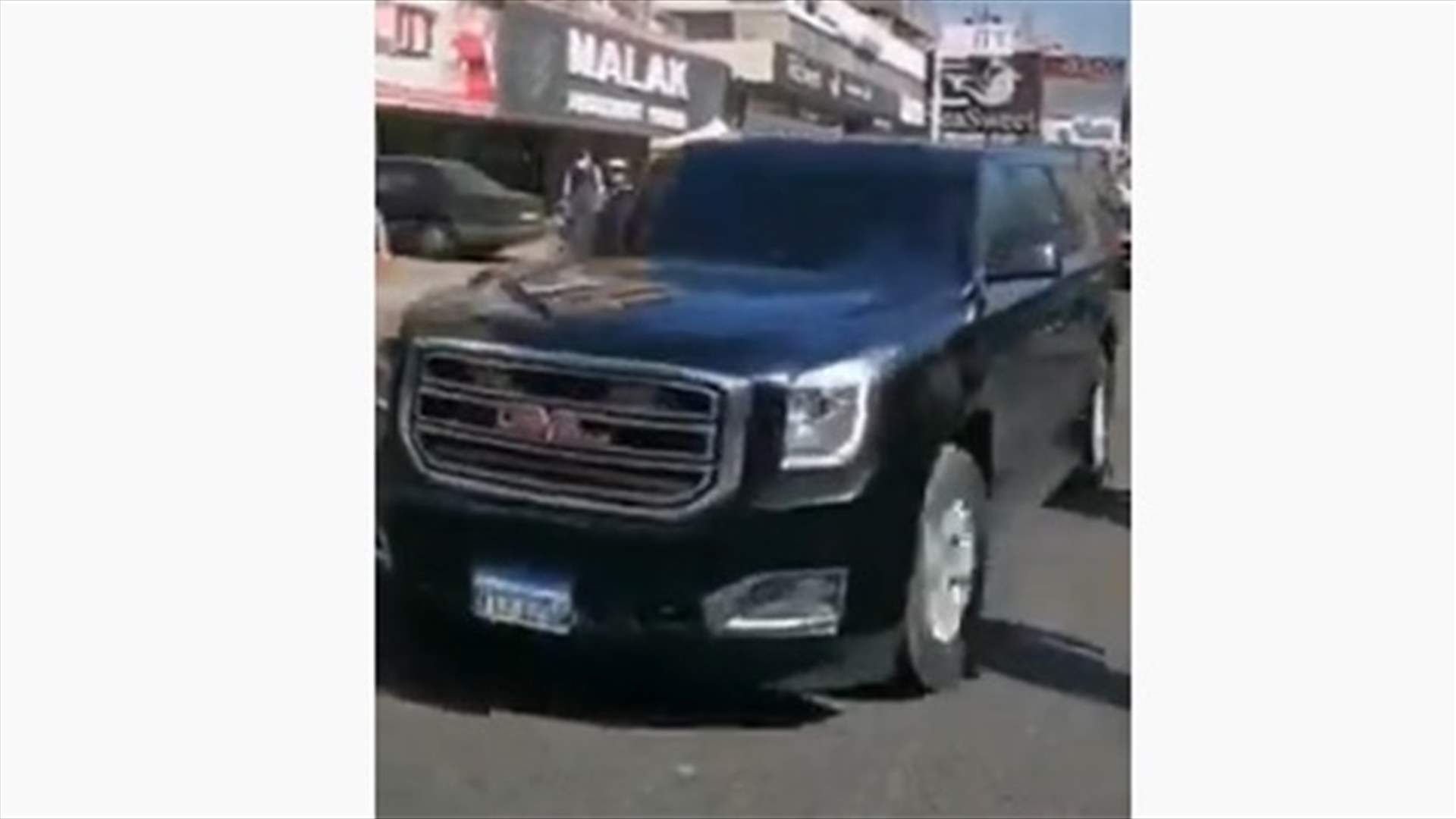 فيديو يوثّق لحظة مرور موكب سياسي من نقطة التظاهر في زوق مصبح