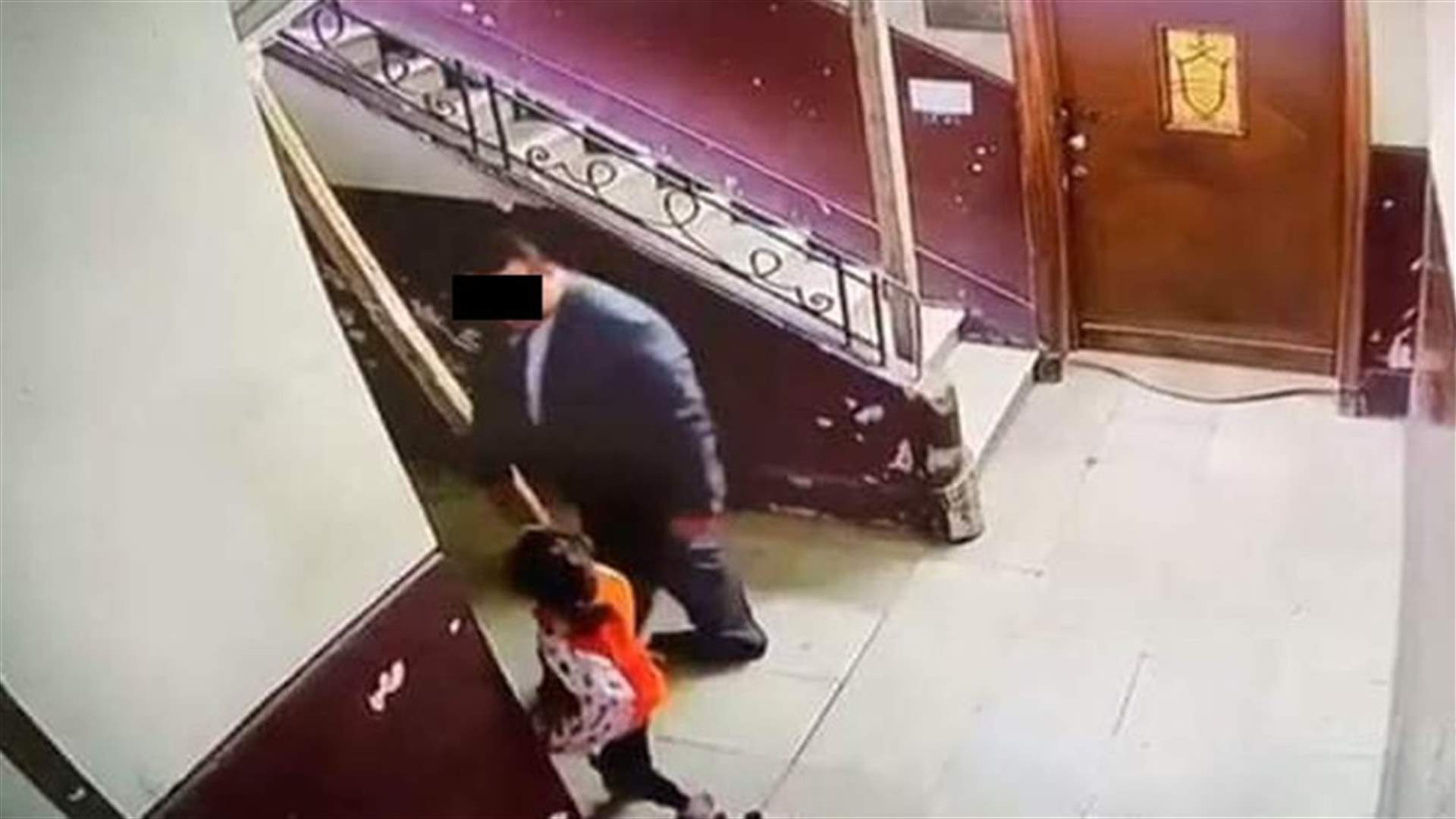 طفلة تتعرّض للتحرّش... فيديو يثير الغضب في مصر!