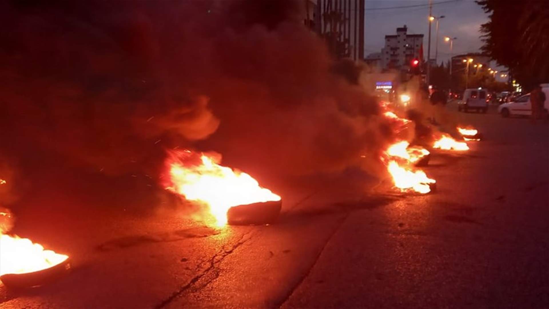 قطع السير على تقاطع ايليا بالاطارات المشتعلة (صورة)