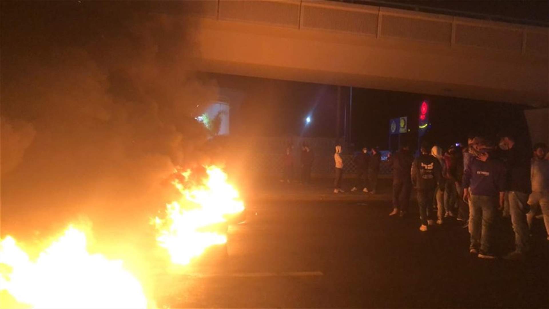 قطع المسلك الغربي لأوتوستراد جل الديب بالإطارات المشتعلة من قبل المحتجين (صورة)