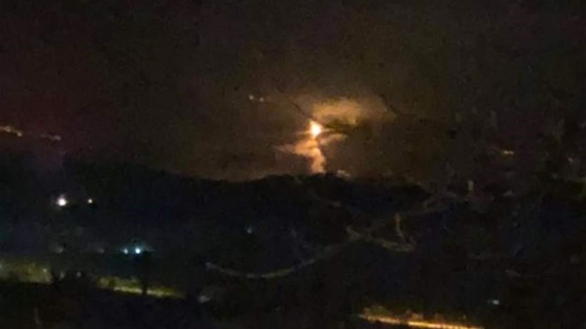قنابل إسرائيلية مضيئة فوق كروم الشراقي ميس الجبل وبليدا...