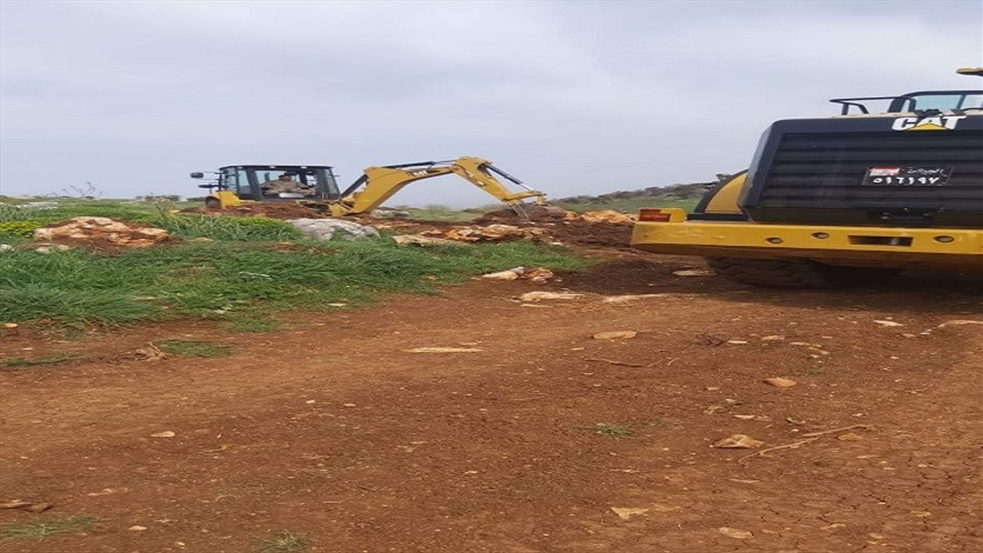 تطوّر على الحدود مقابل بلدة عديسة.. الجيش يستقدم جرافتين ويقيم سواتر ترابية
