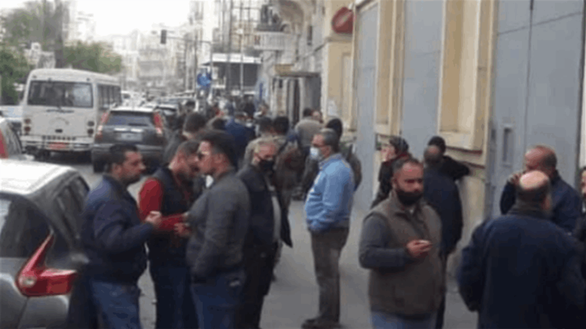 اعتصام لأهالي الطلاب في الخارج في طرابلس احتجاجا على عدم تطبيق قانون الدولار الطالبي