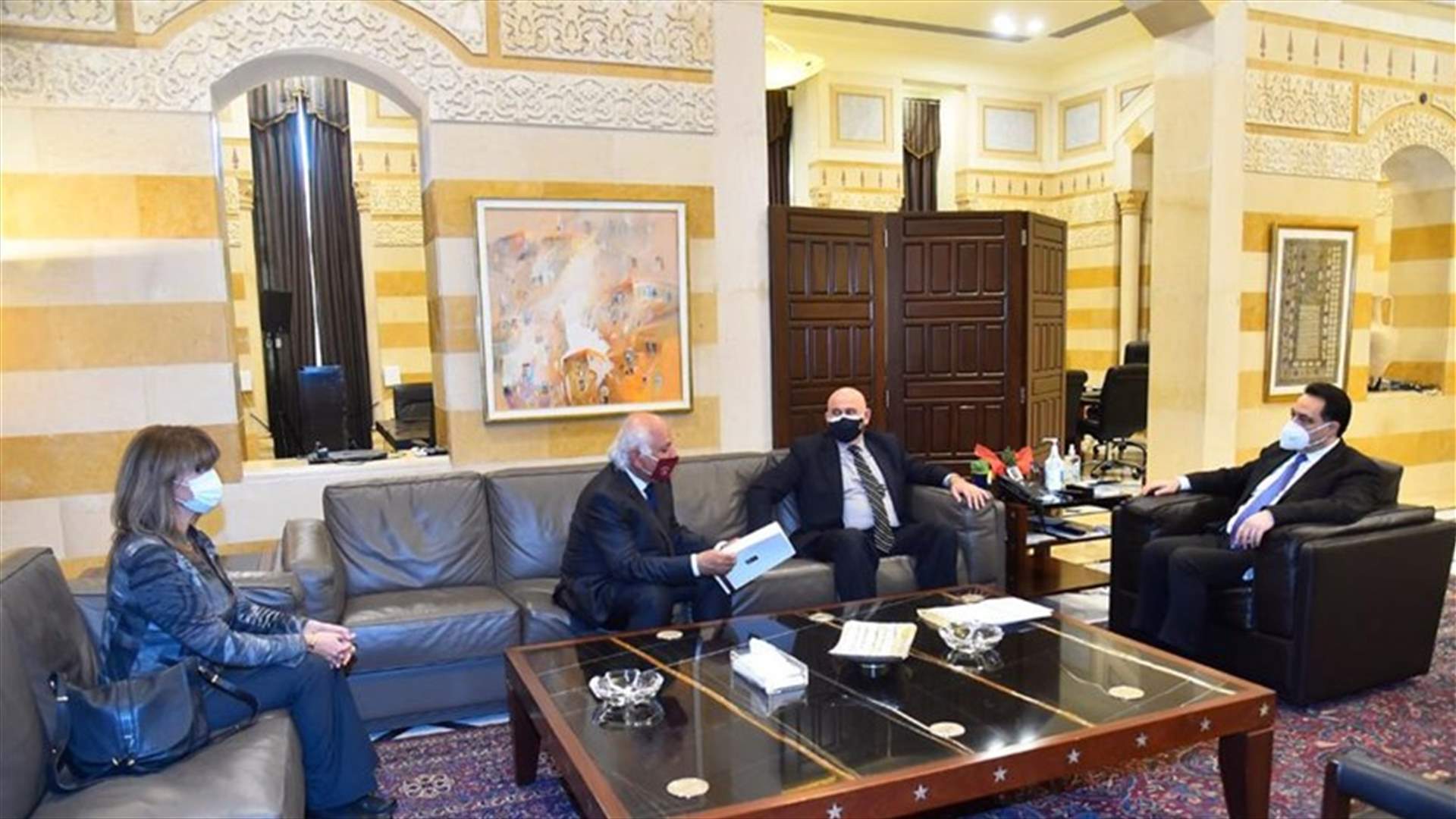 دياب استقبل حب الله وصناعيين وبحث معهم في تصنيع لقاحات في لبنان