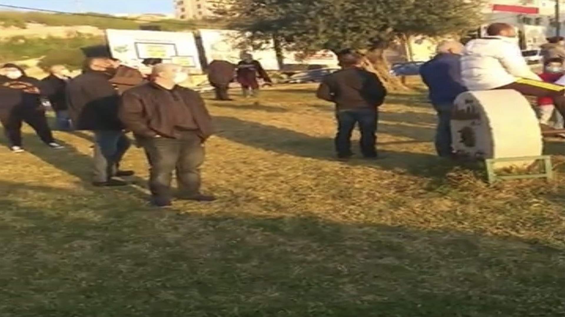 وقفة لاهالي بلدة الشرحبيل احتجاجا على تردي الاوضاع المعيشية