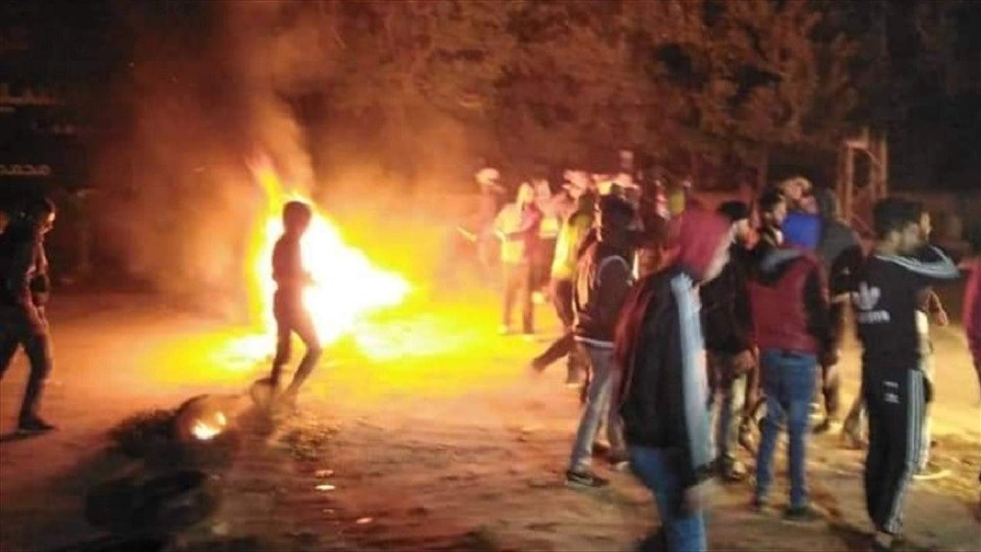 قطع طريق عام العبدة - حلبا احتجاجا على احتجاز حافلات ركاب تعمل على المازوت على خط بيروت
