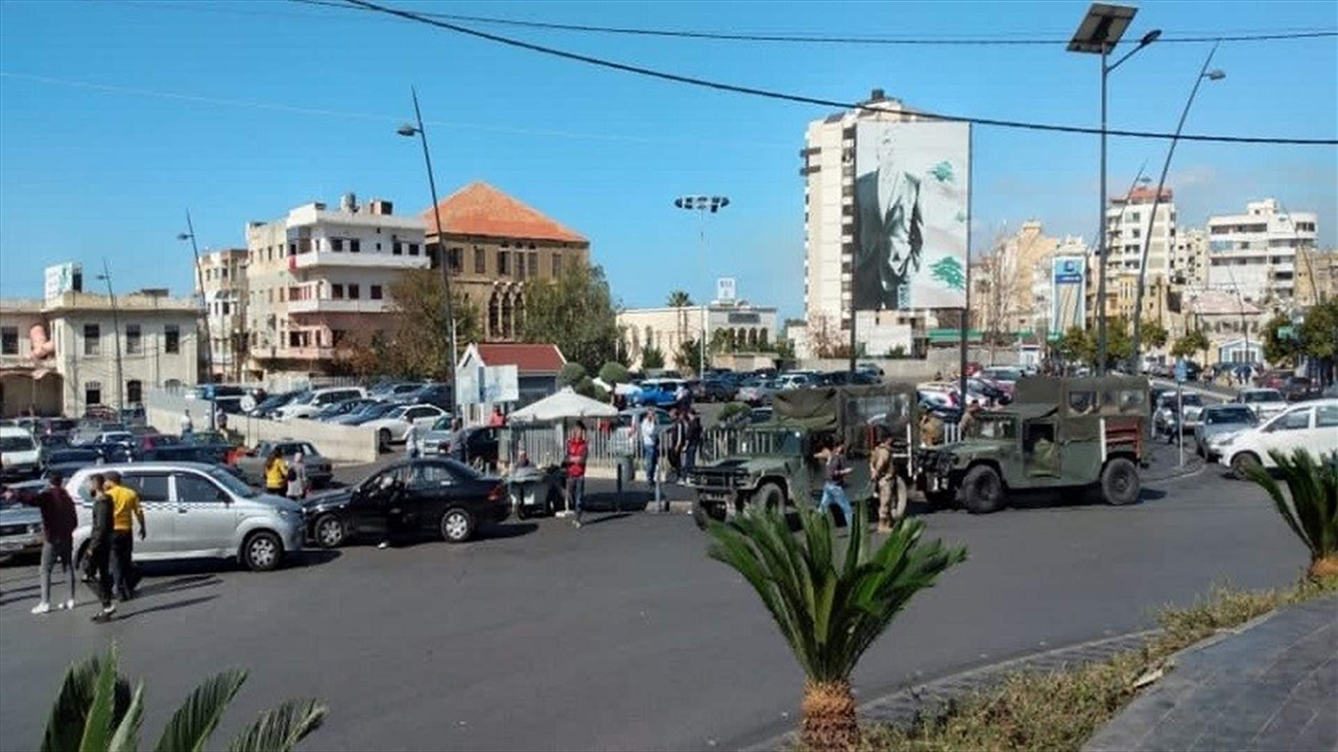 سائقون عموميون قطعوا طرق ساحة النجمة في صيدا