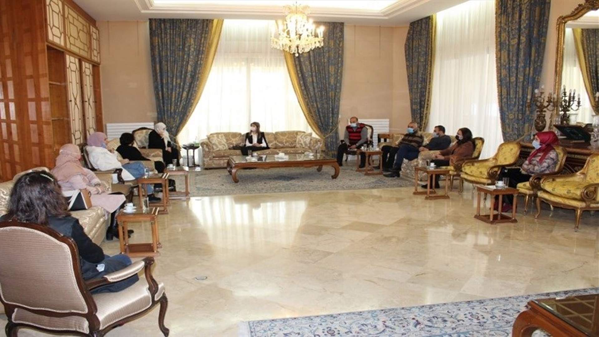 الحريري التقت متعاقدي الأساسي وتمنت عليهم تعليق إضرابهم