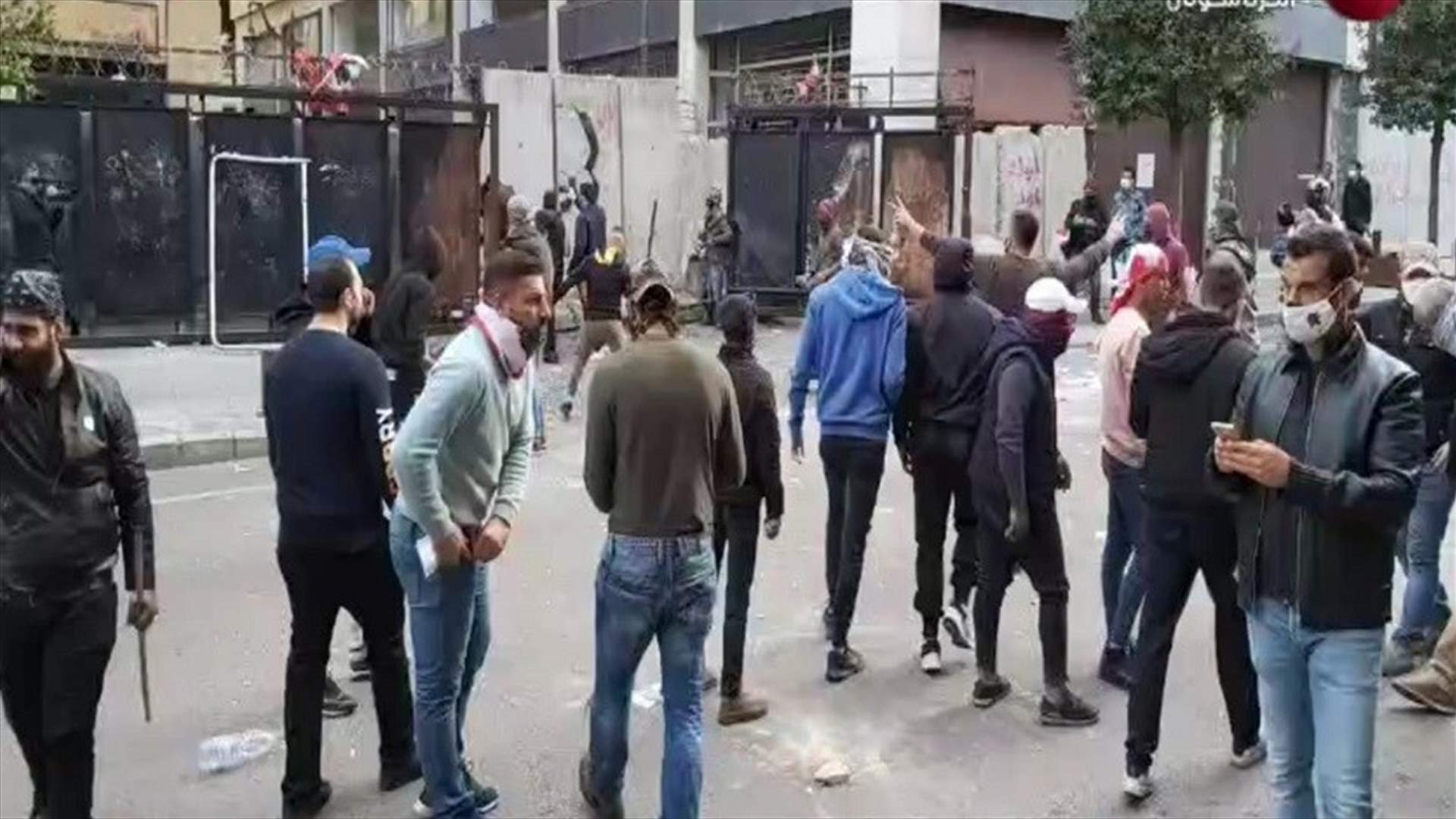 توتر في محيط مجلس النواب... كسر وإقتلاع أحد الأبواب الحديدية (فيديو)