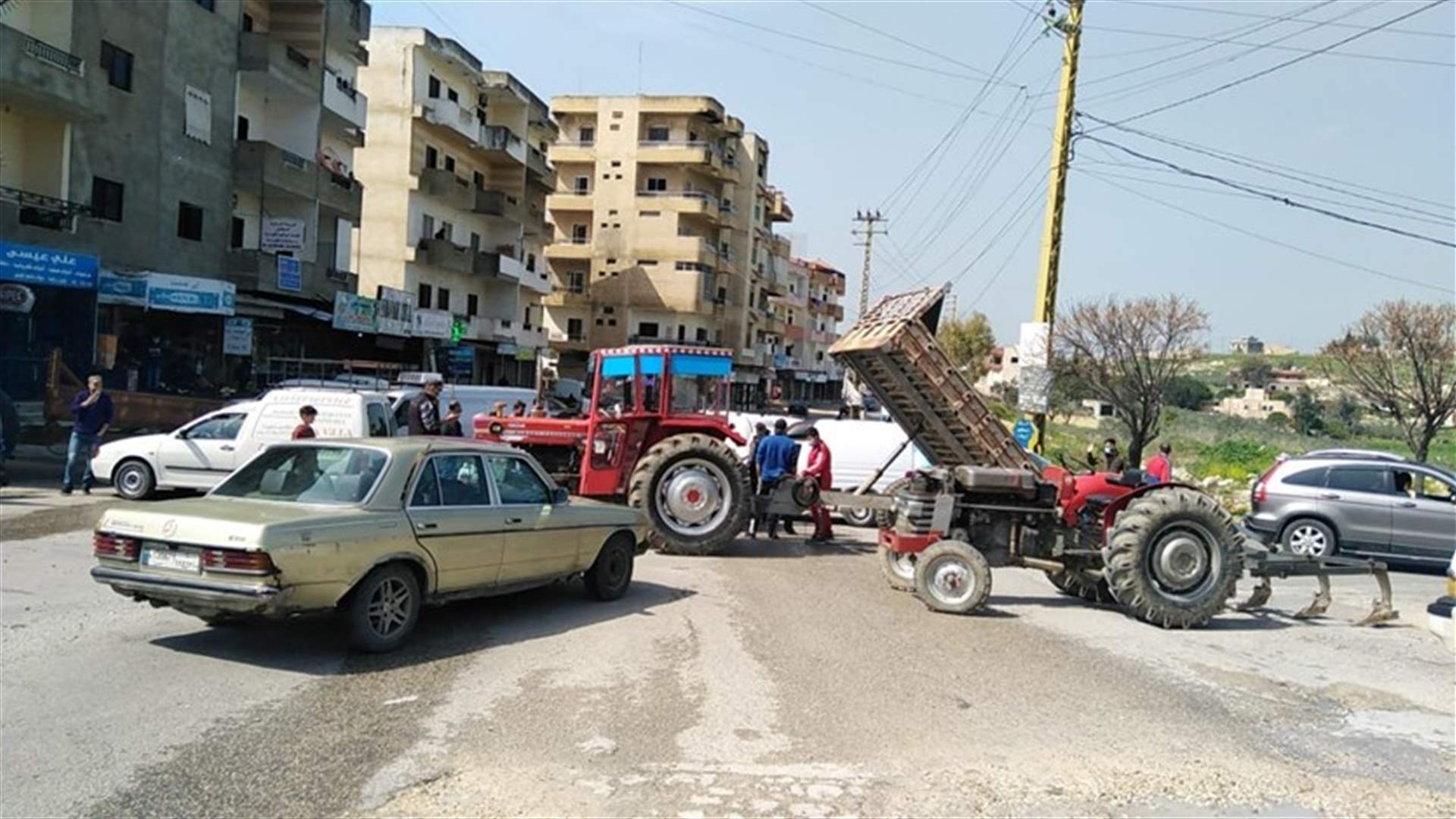 محتجون يقطعون الطريق بين شحور وصريفا  بالجرارات الزراعية