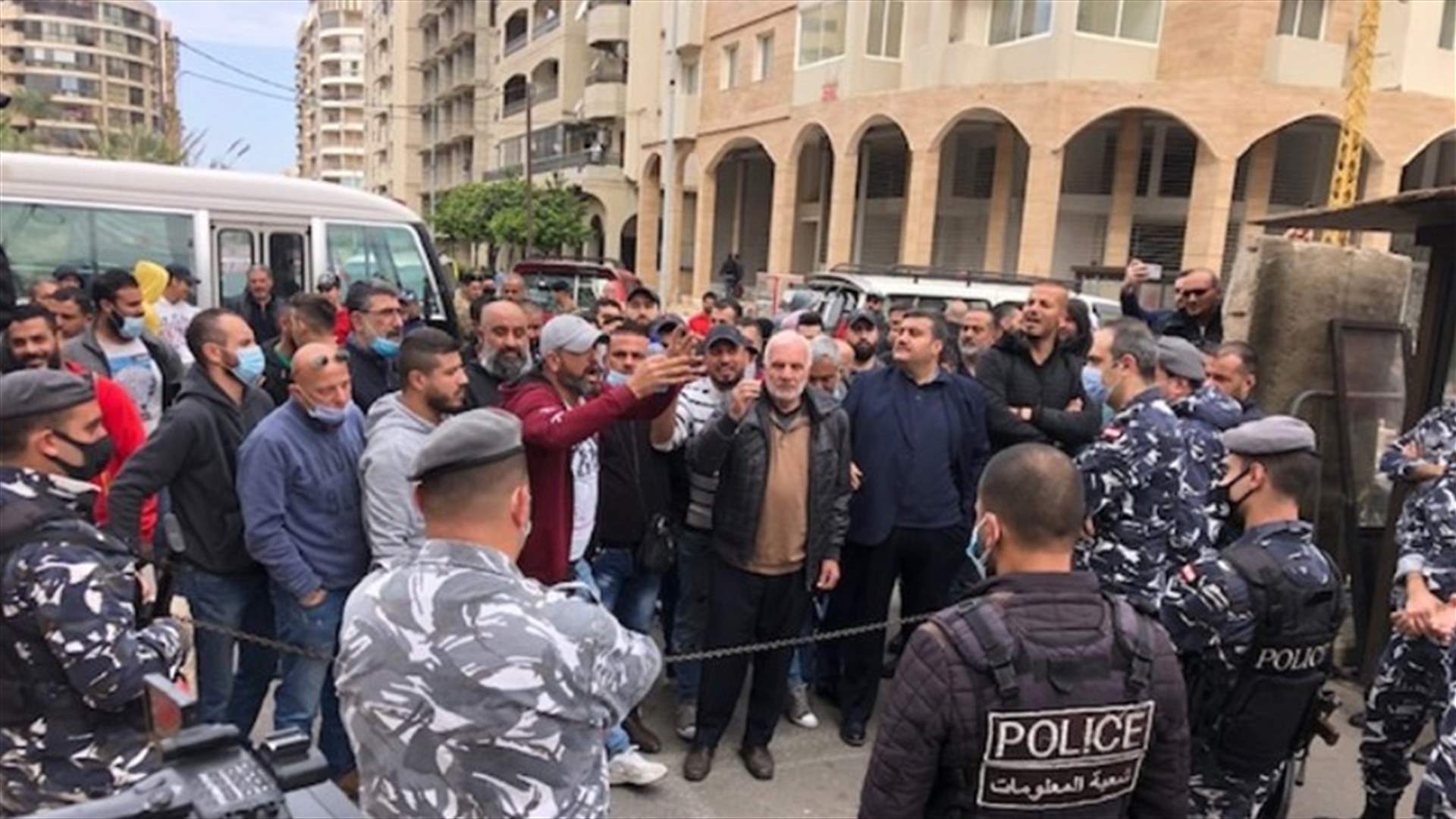 اعتصام لاصحاب وسائقي الباصات امام قصر العدل في طرابلس... ما السبب؟