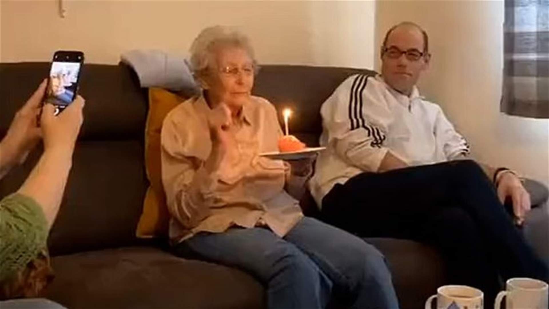 "أتمنى لو كنتُ ميتة"... أمنية غير متوقعة من مسنّة في يوم ميلادها (فيديو)