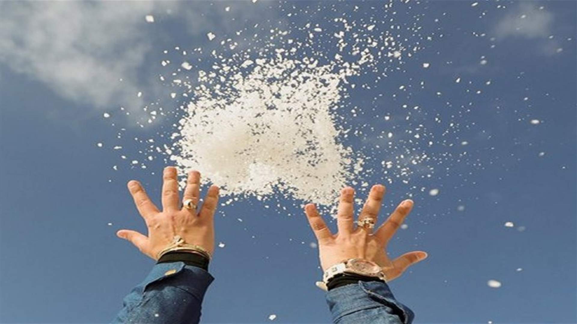 في مصر... السكان يستبدلون اللّعب على تلال الثلج بتلال الملح (صور)