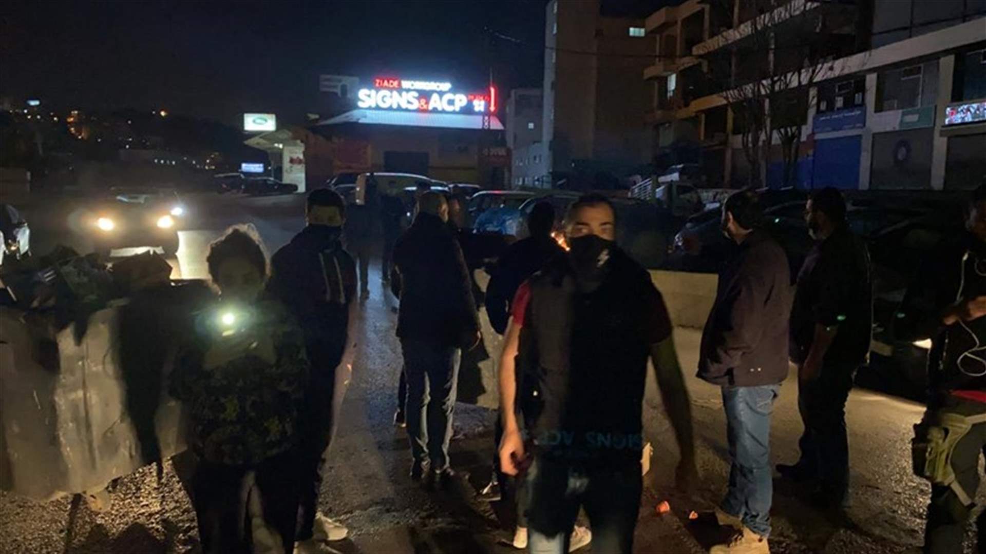 قطع الطريق امام شركة الكهرباء في الذوق من قبل بعض المحتجين (صورة)