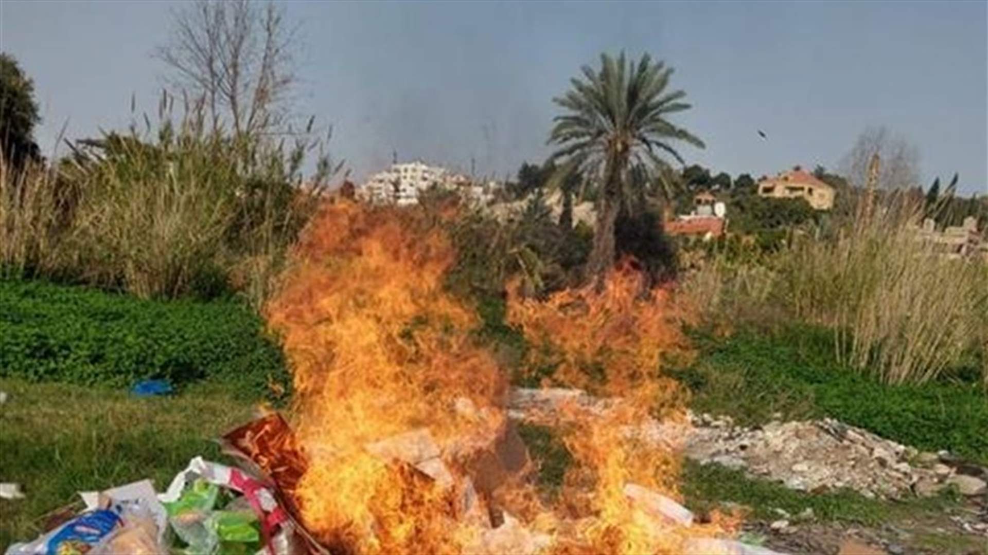 رئيس بلدية صيدا: رصد إحراق أكياس وعلب فارغة لمواد غذائية يشتبه بأنها مدعومة