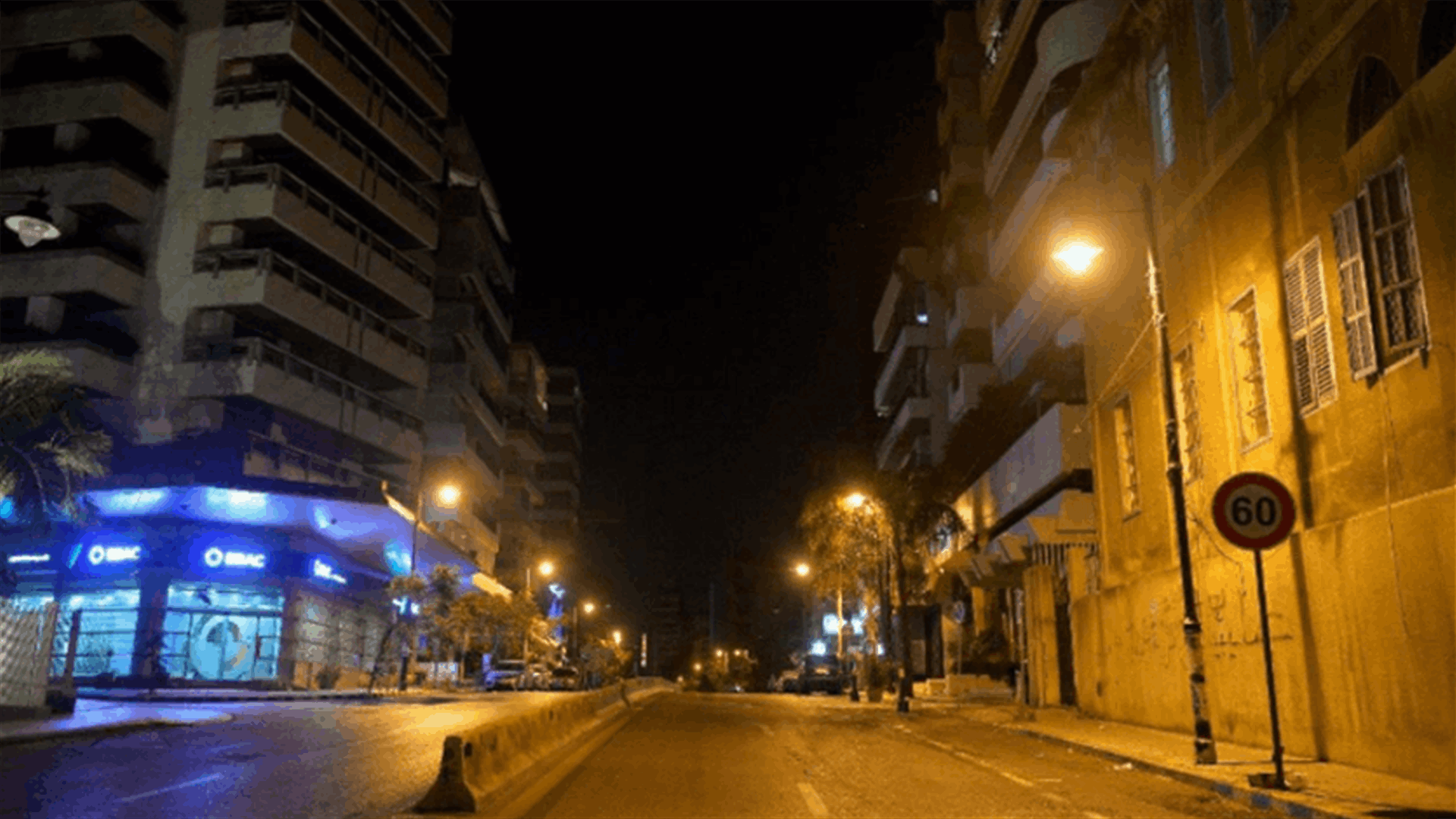 شبان يجولون في بيروت على دراجاتهم يطالبون بإقفال المحال التجارية