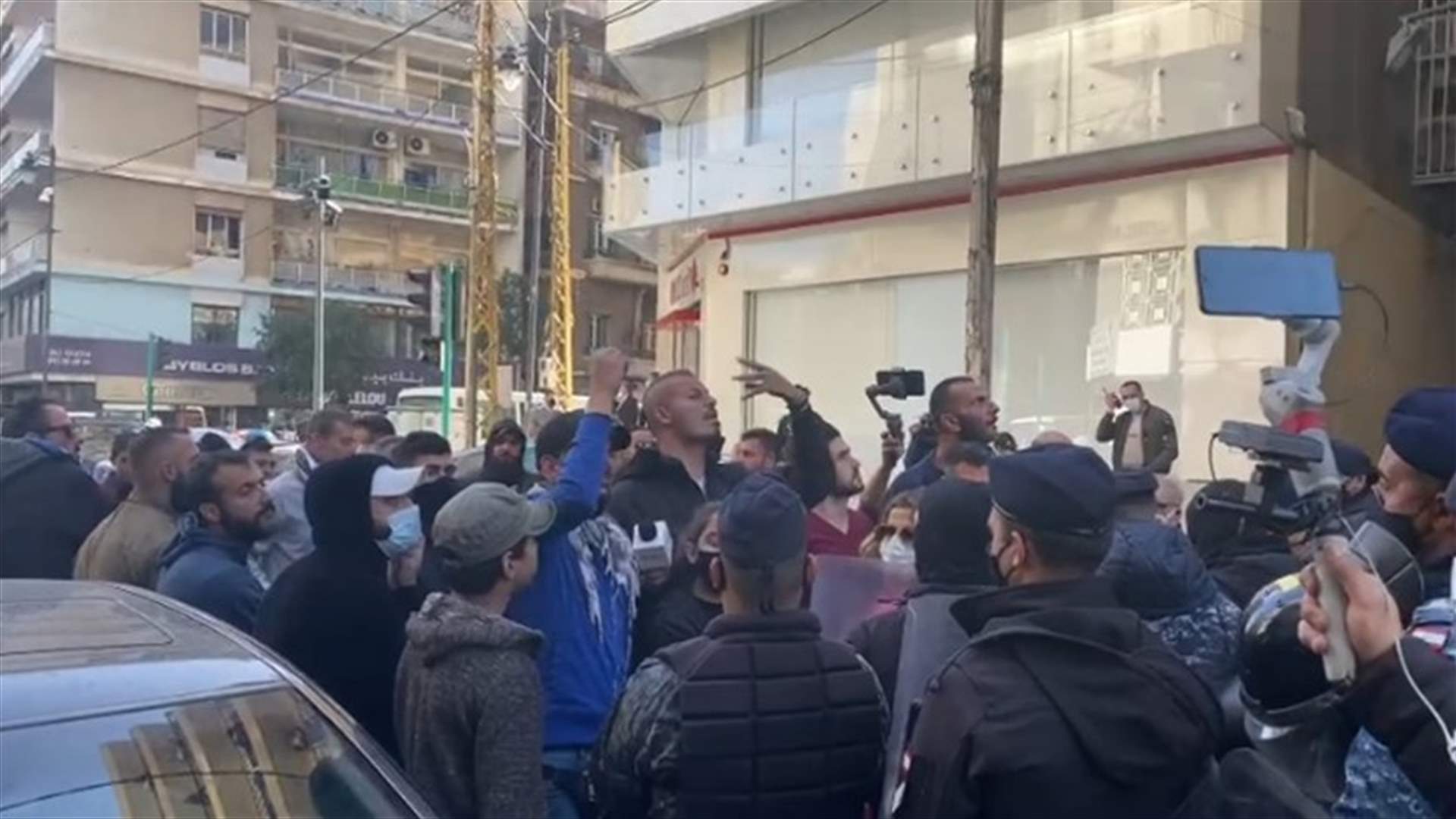 محتجون يعتصمون أمام منزل وزير الاقتصاد في الاشرفية.. (فيديو)