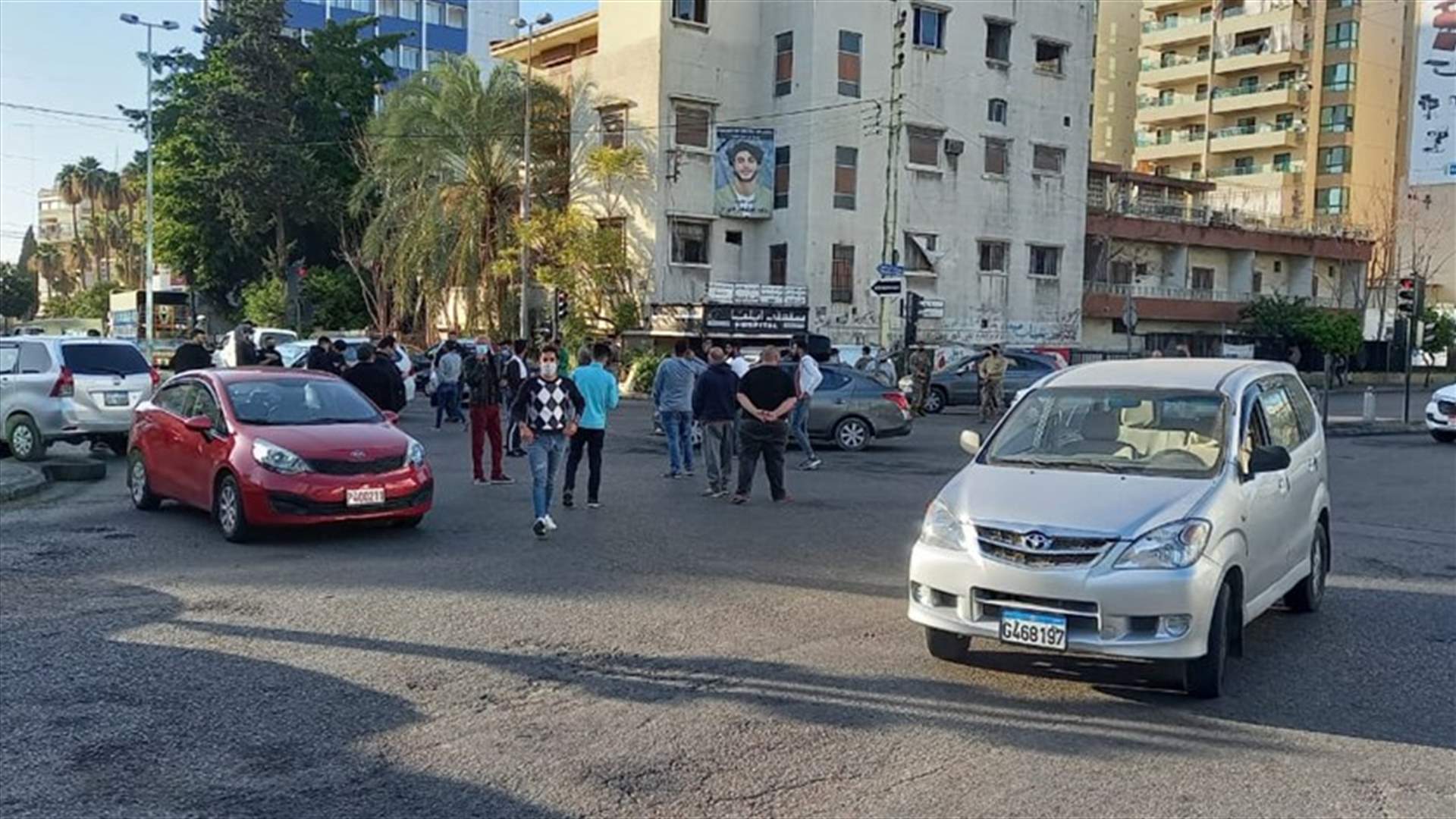 اصحاب السيارات العمومية يقفلون ساحة إيليا بسياراتهم احتجاجاً على غلاء البنزين (صورة)