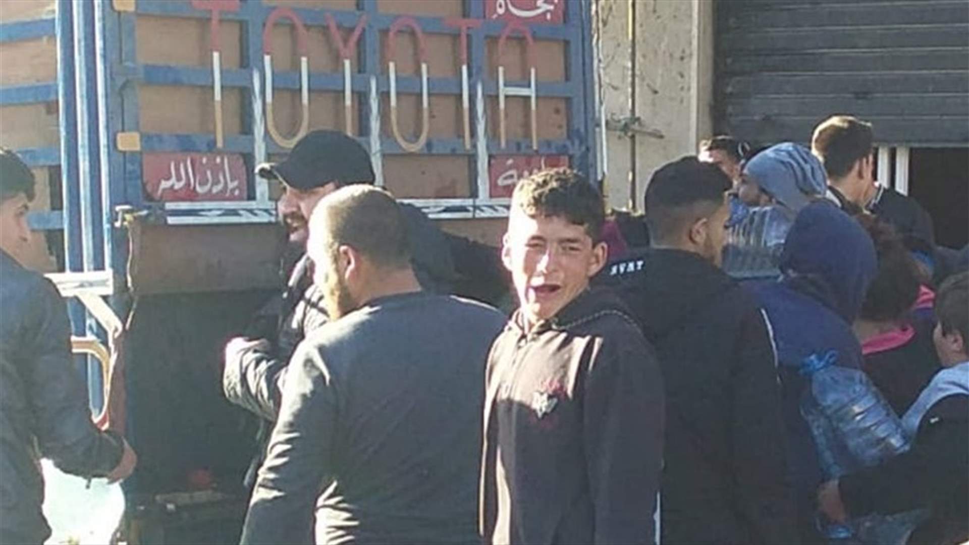اعتراض شاحنة محروقات معدة للتهريب في الجومة - عكار... وتوزيع حمولتها على الاهالي (فيديو)