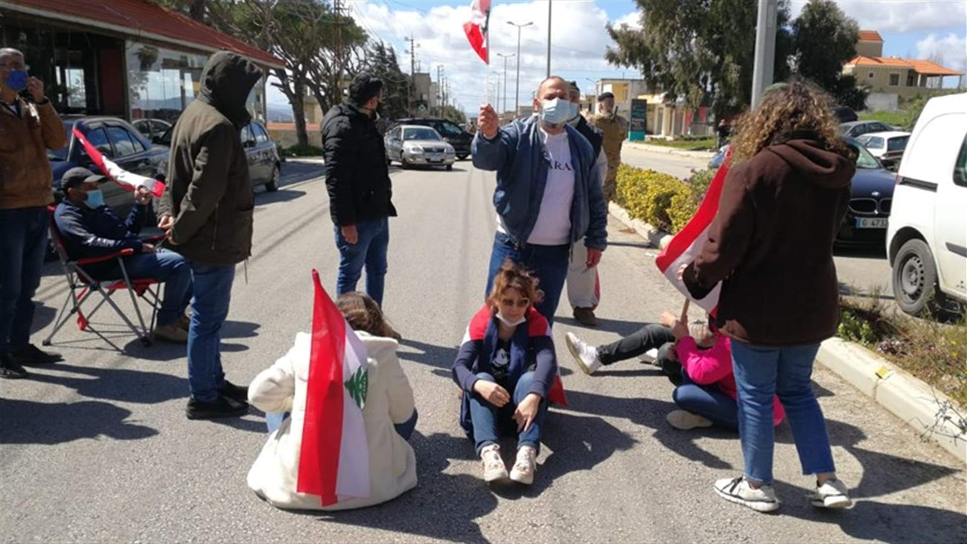 محتجون يقطعون الشارع العام في جديدة مرجعيون (فيديو)