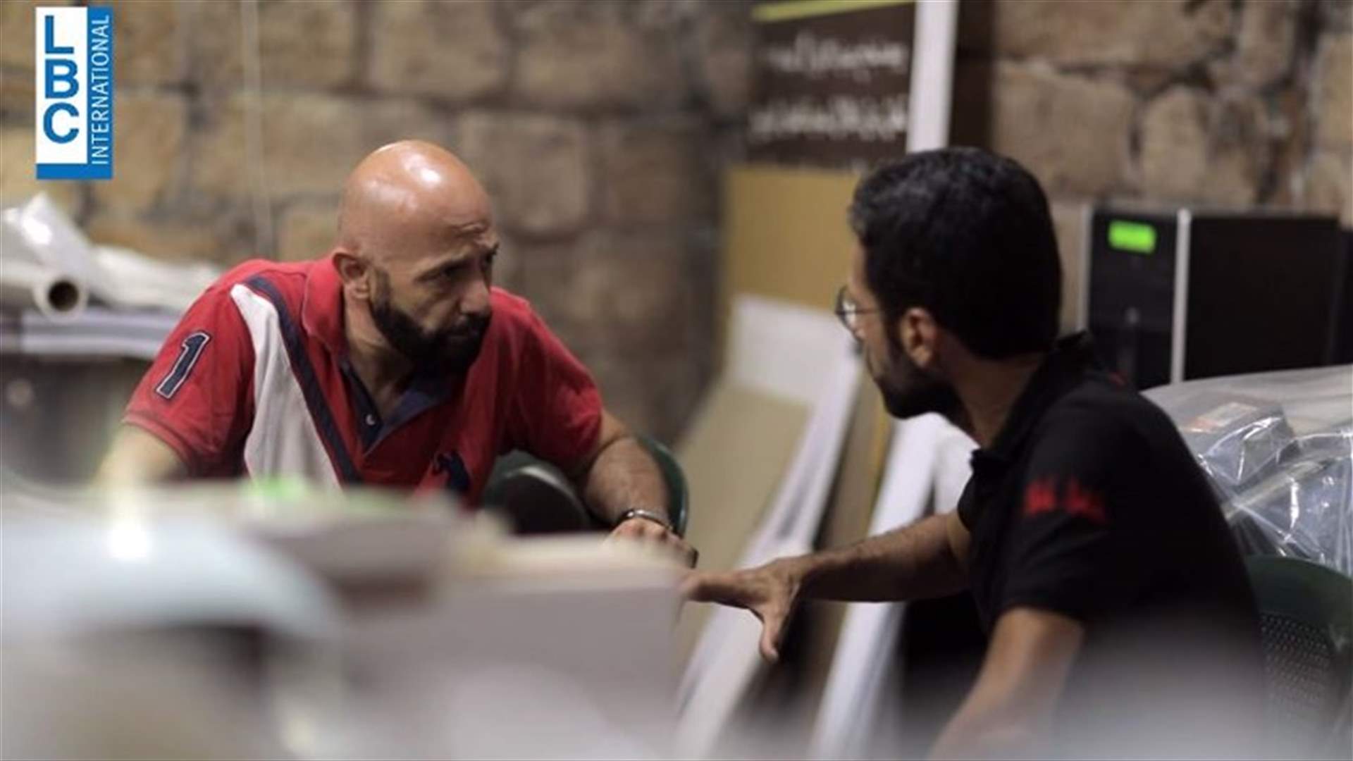 مواجهة بين مالك مكتبي ووالد الأطفال الذين يعيشون في مبنى مهجور... ماذا في تفاصيلها؟