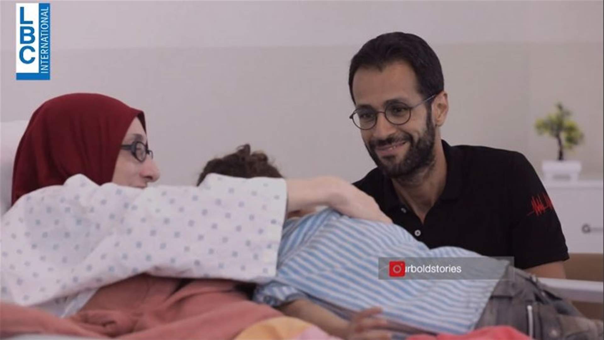 مشهد يحبس الأنفاس في أحمر بالخط العريض... أطفال يزورون والدتهم المريضة في المستشفى بعد غياب!