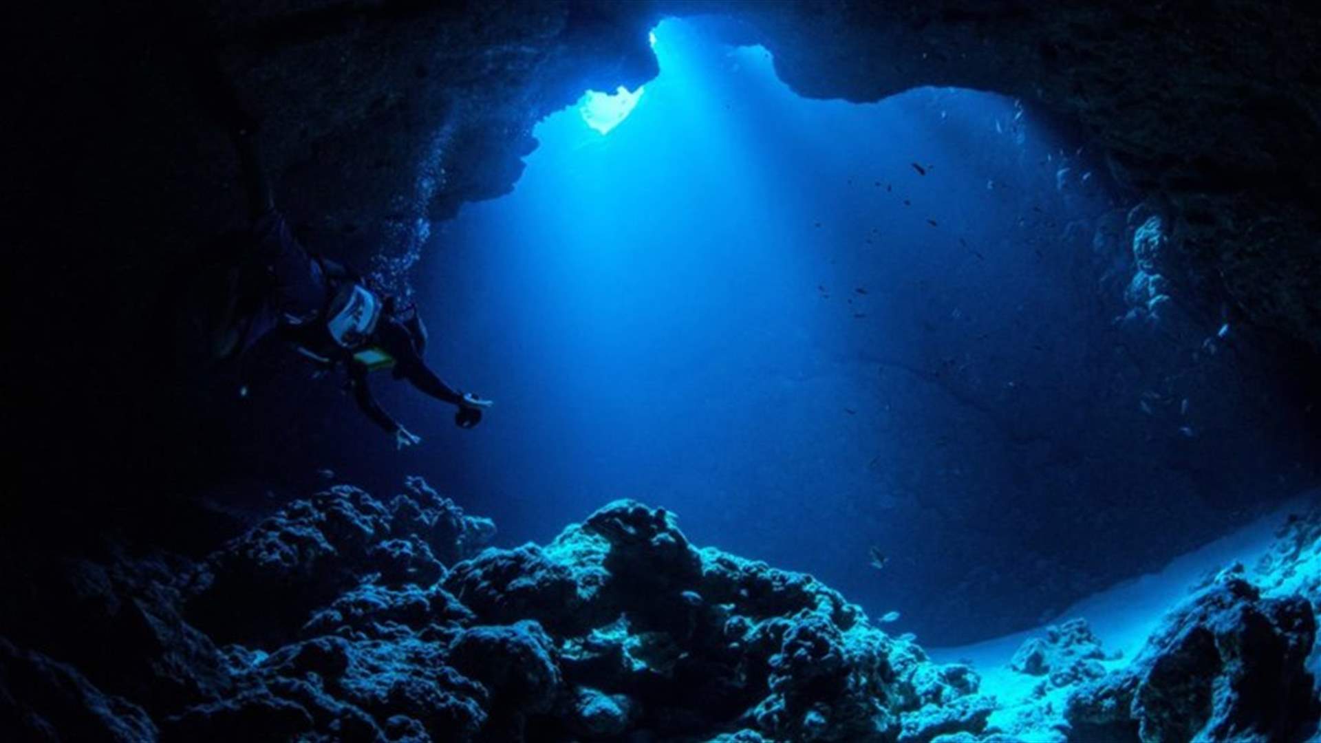 مستكشف الفضاء والبحار يغطس لأعمق نقطة على كوكب الأرض