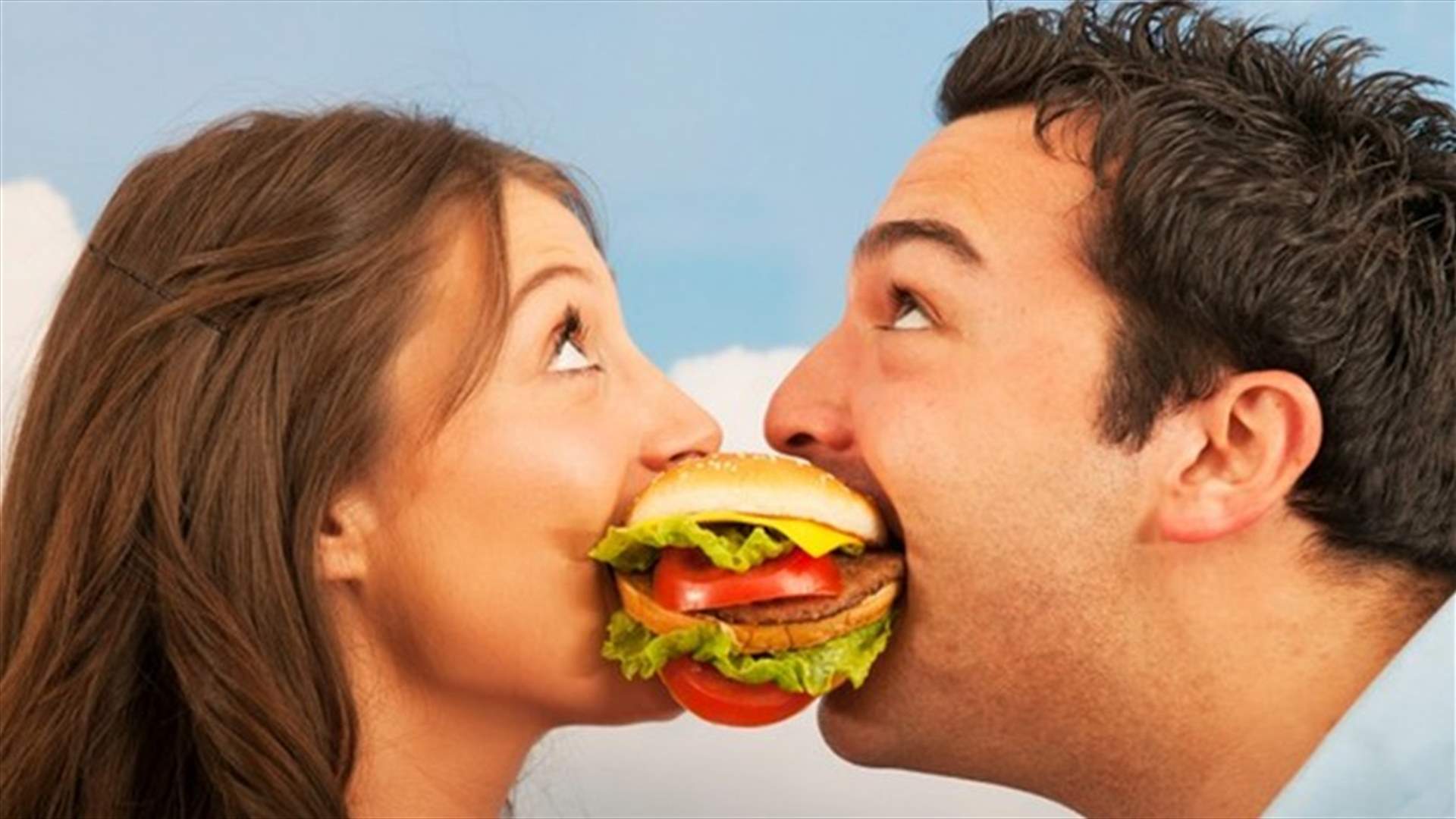 من الأكثر عرضة لتناول الأطعمة الدسمة خلال جائحة كورونا؟