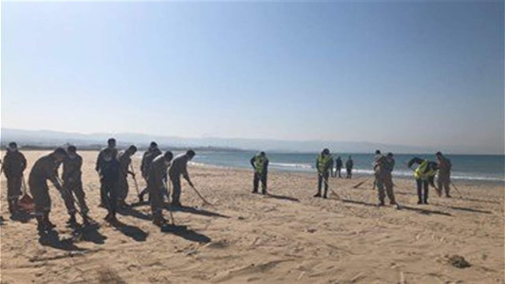 Campaigns to clean tar off Tyre beach continue