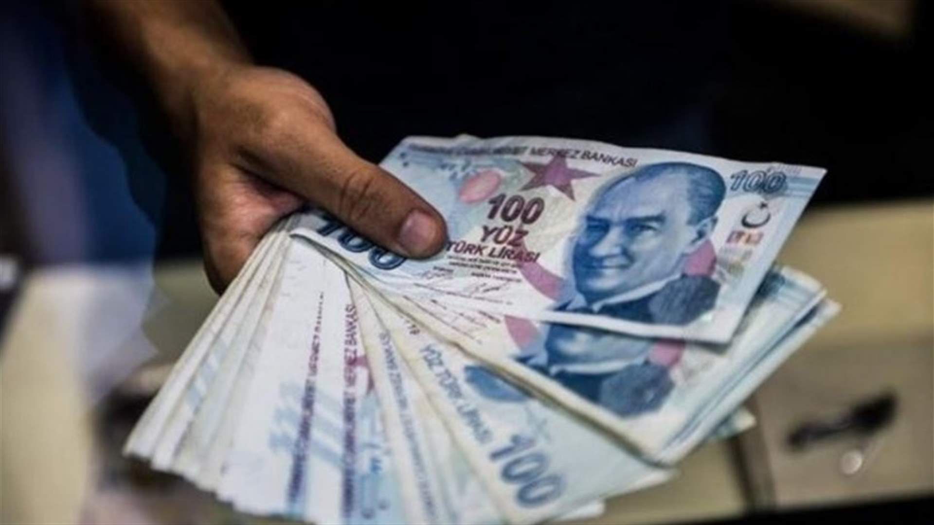 الليرة التركية تنخفض بعد إقالة محافظ البنك المركزي