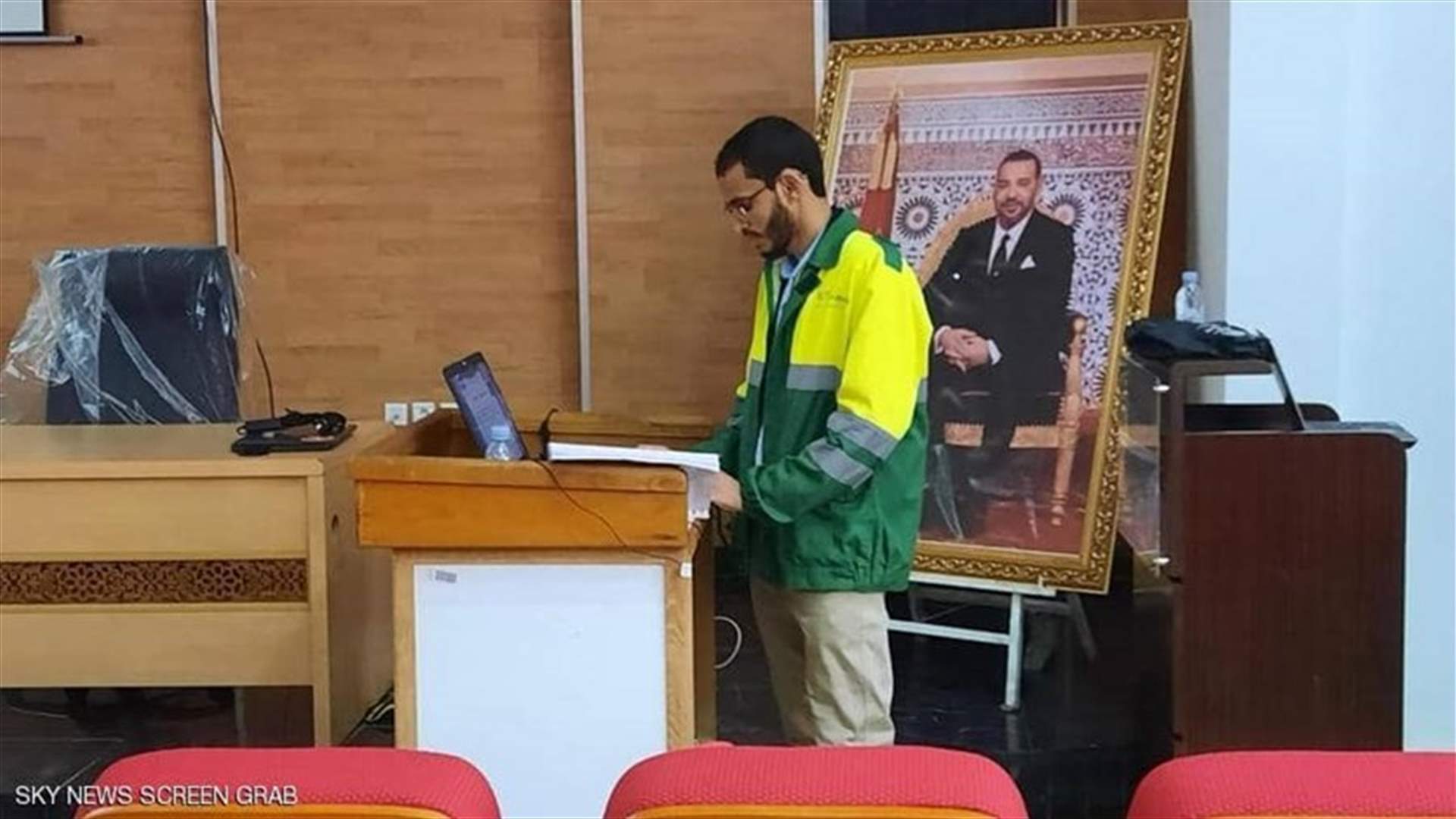 في سابقة من نوعها... طالب مغربي يناقش الدكتوراه بزي عمال النظافة (صور)