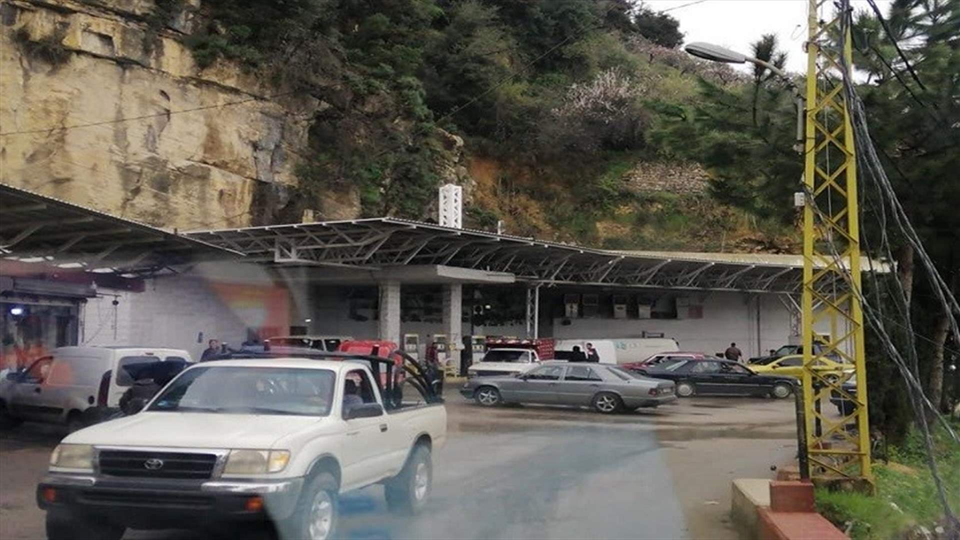ازدحام أمام محطات الضنية