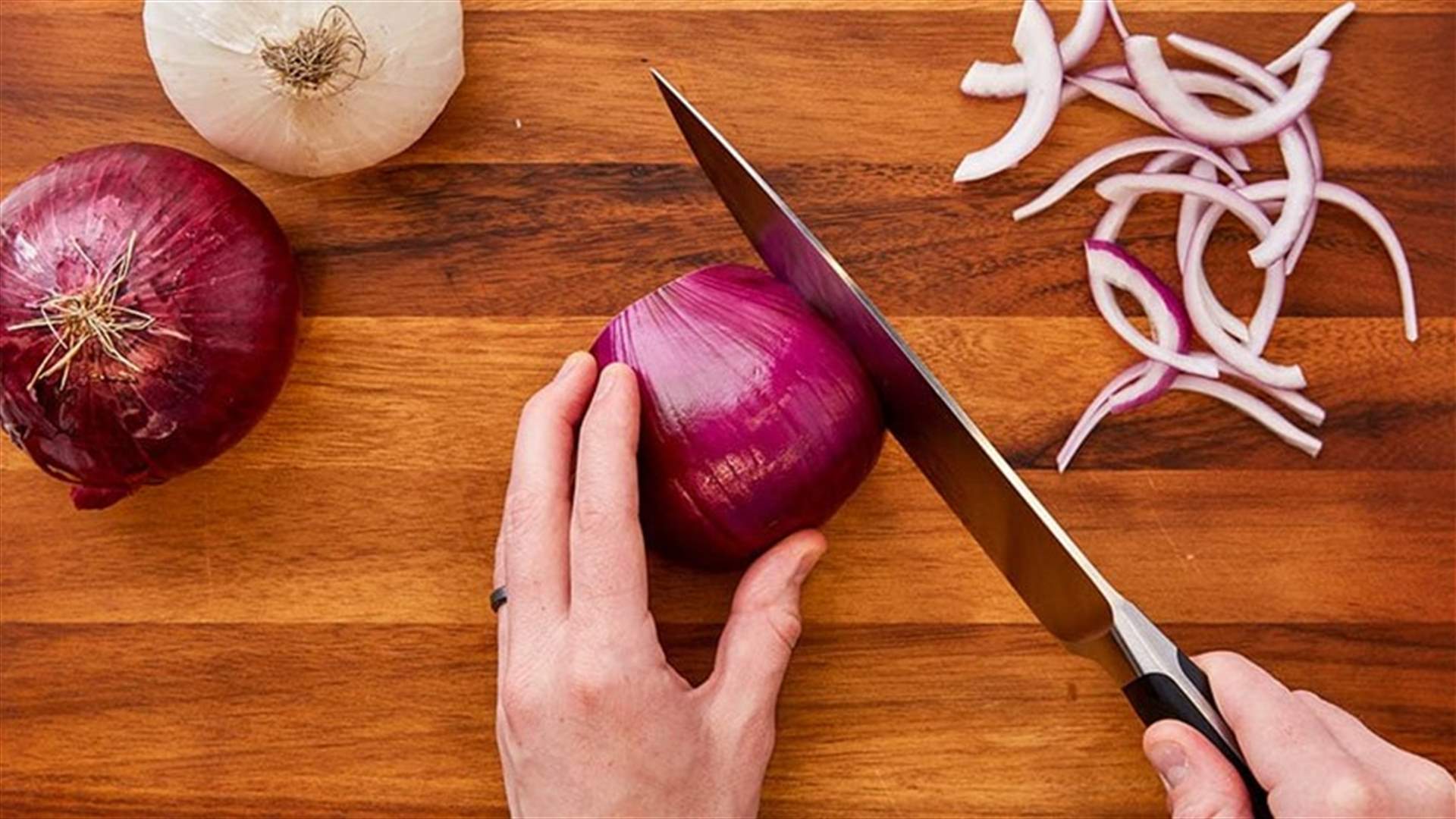 حيلة جديدة تجتاح تيك توك تنقذكم من ذرف الدموع خلال تقطيع البصل! (فيديو)
