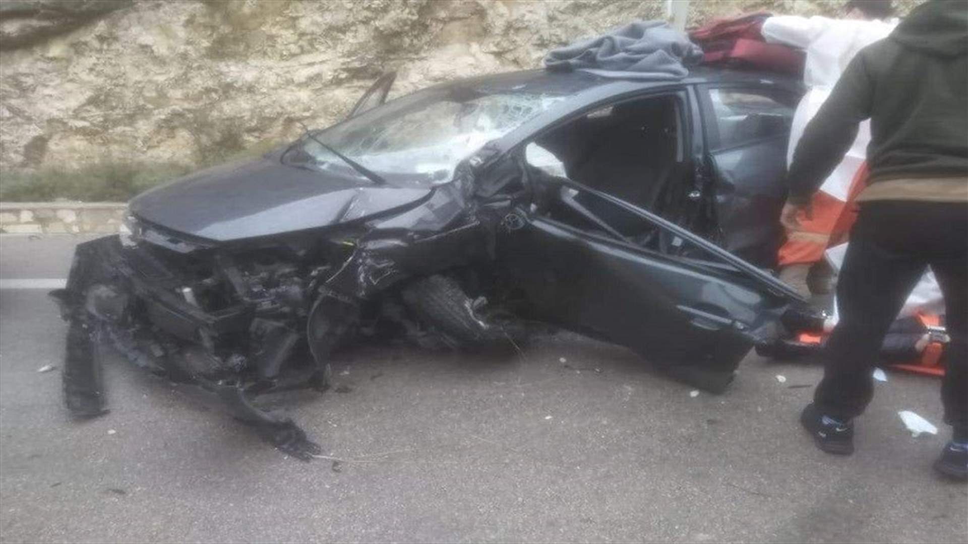 جريحة في حادث انزلاق سيارة على اوتوستراد البترون تنورين بسبب تسرب مادة المازوت