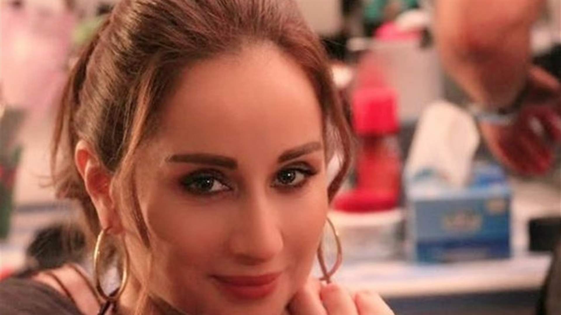 كارين رزق الله تثير بلبلة بصورة جريئة... هل اكتفت بارتداء معطف على كتفيها؟