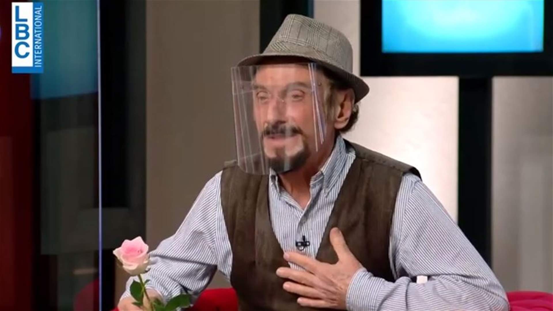 قصة تحبس الأنفاس في "أحمر بالخط العريض"... خالد السبعيني يبحث عن والدته ويطلب مساعدة مالك مكتبي