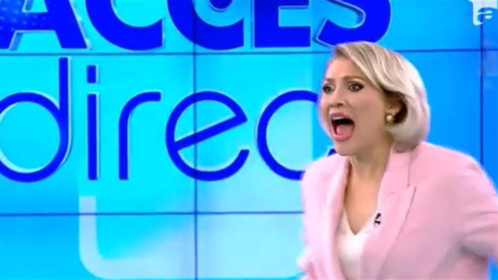 مباشرةً على الهواء... امرأة عارية تقتحم الاستديو وتهاجم مقدمة البرنامج (فيديو)