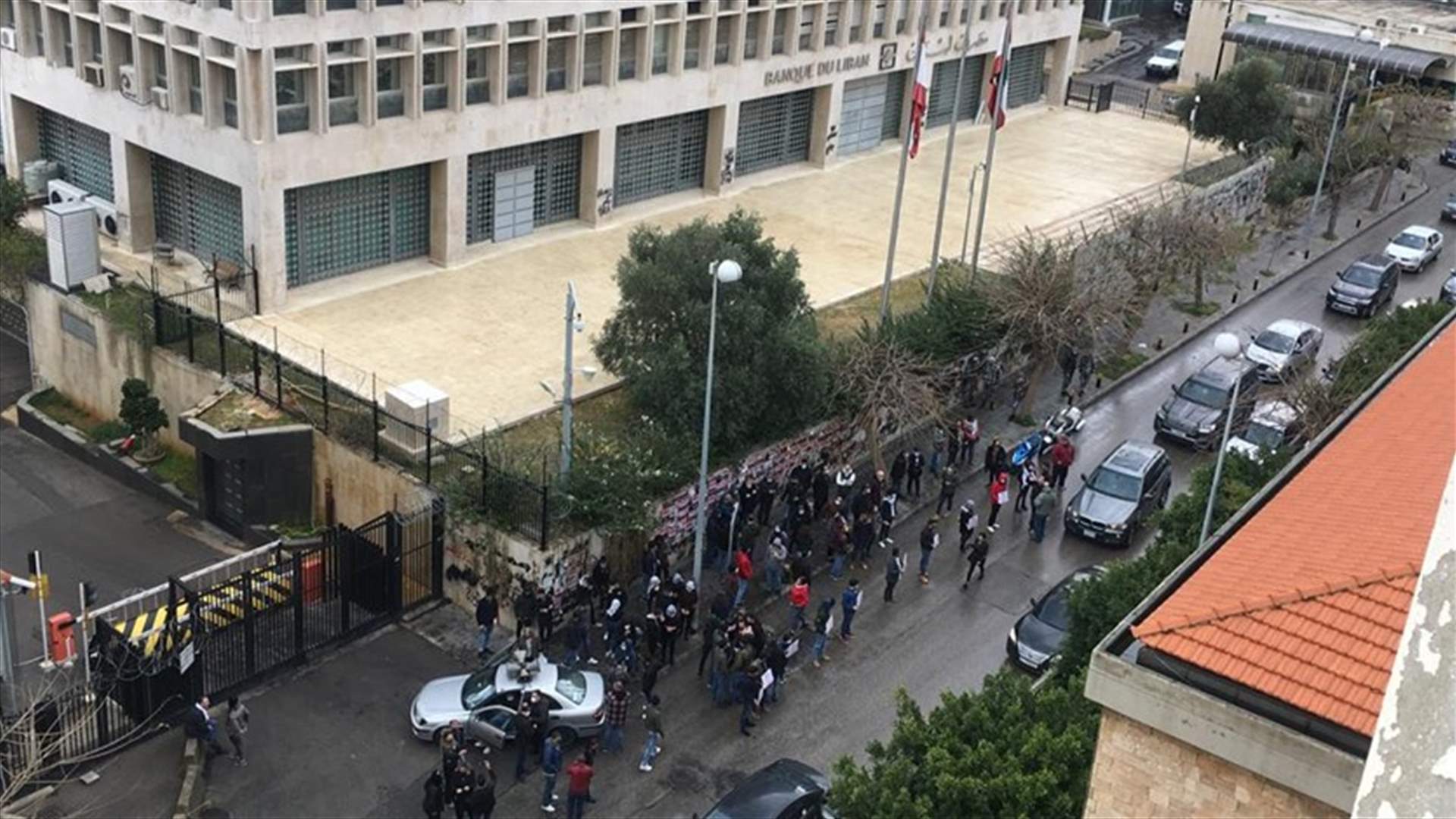 المحتجون أمام مصرف لبنان في الحمرا اضرموا النار في حاويات النفايات