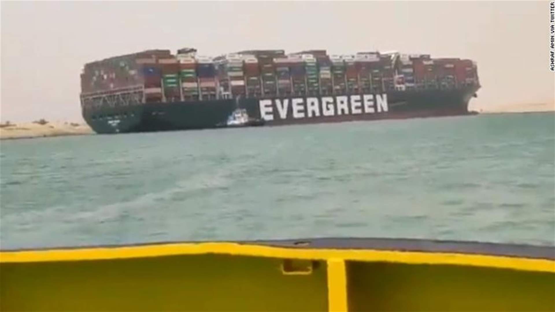 الشركة المالكة للسفينة العالقة في قناة السويس تأمل في تحريرها مساء السبت