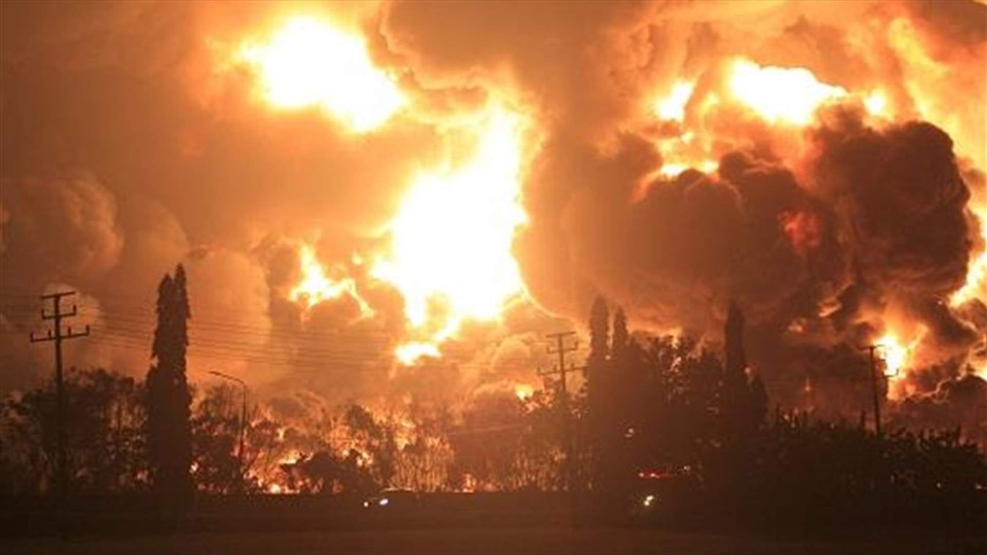 حريق ضخم في مصفاة بالونجان النفطية بإندونيسيا